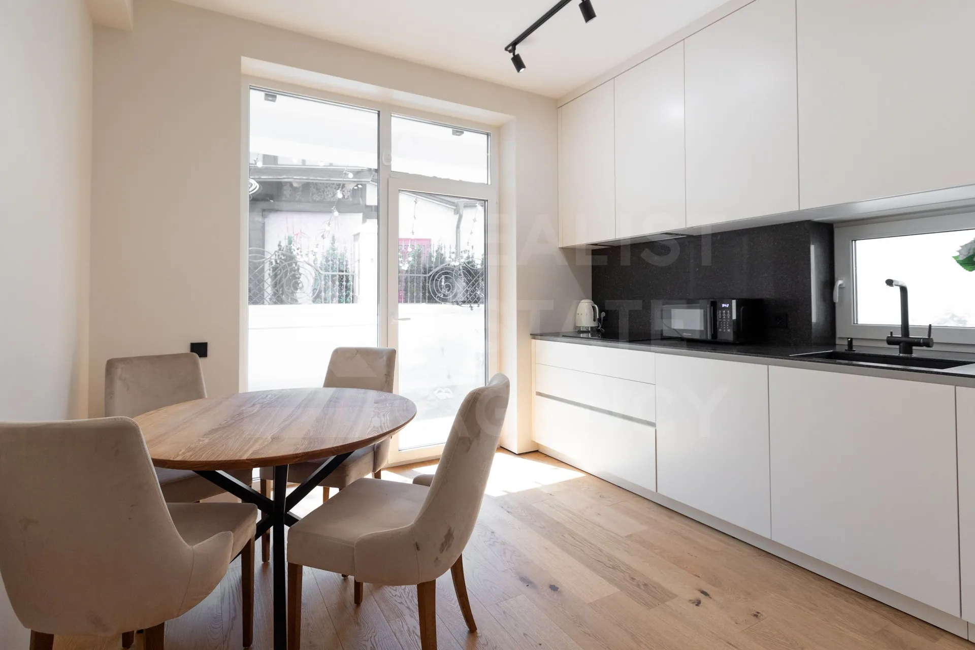 2-этажный дом, 4 комнаты, 180 м² — Изображение 2
