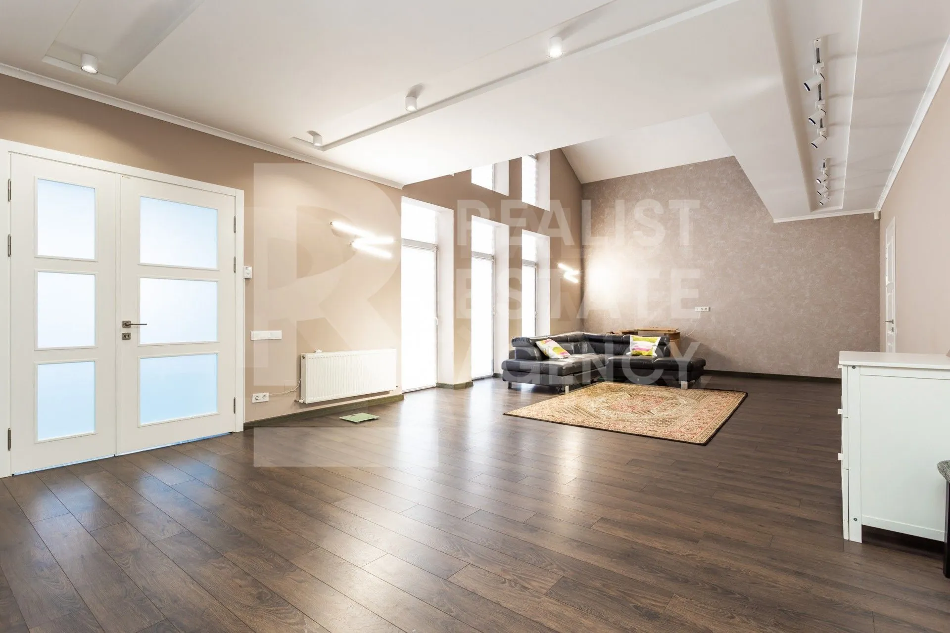 3-этажный дом, 3 комнаты, 500 м² — Изображение 1
