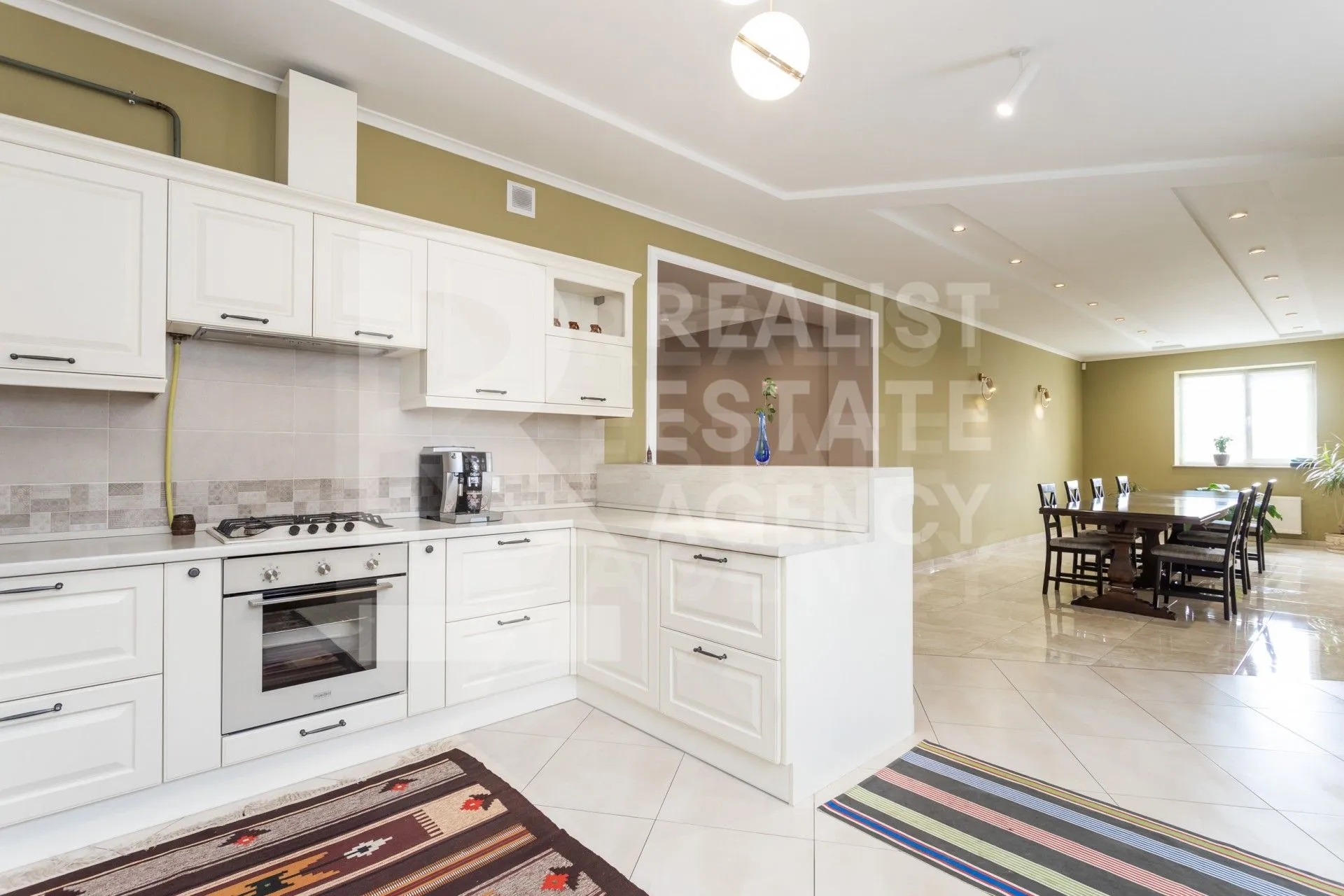 3-этажный дом, 3 комнаты, 500 м² — Изображение 2
