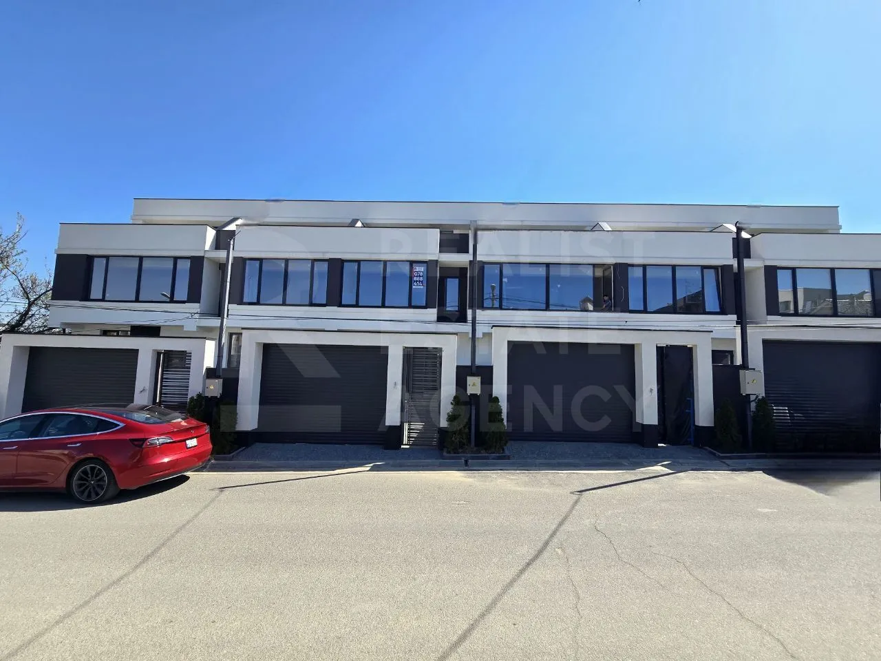 3-etaje casă, 4 camere, 200 m² — Imagine 1
