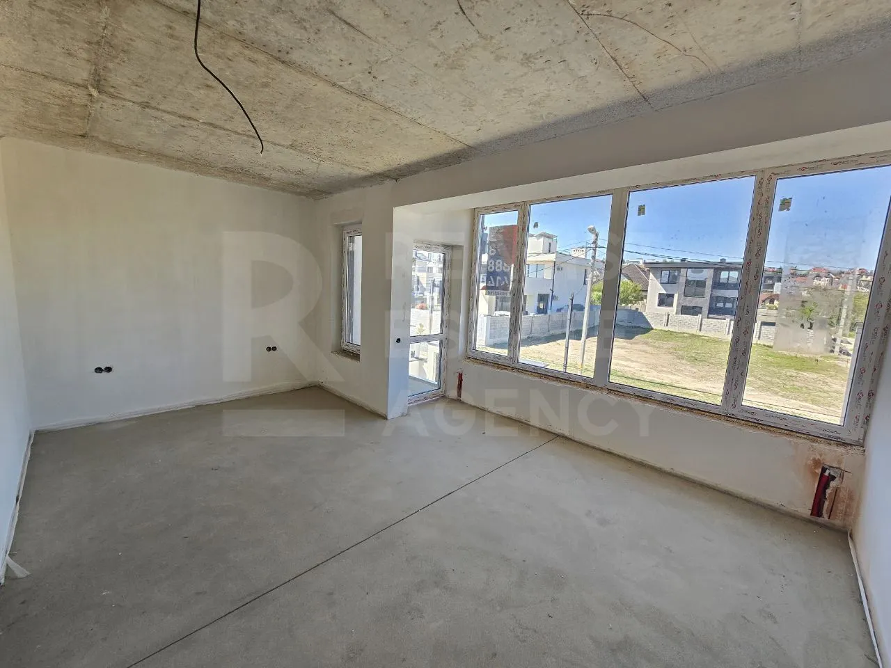 3-etaje casă, 4 camere, 200 m² — Imagine 2