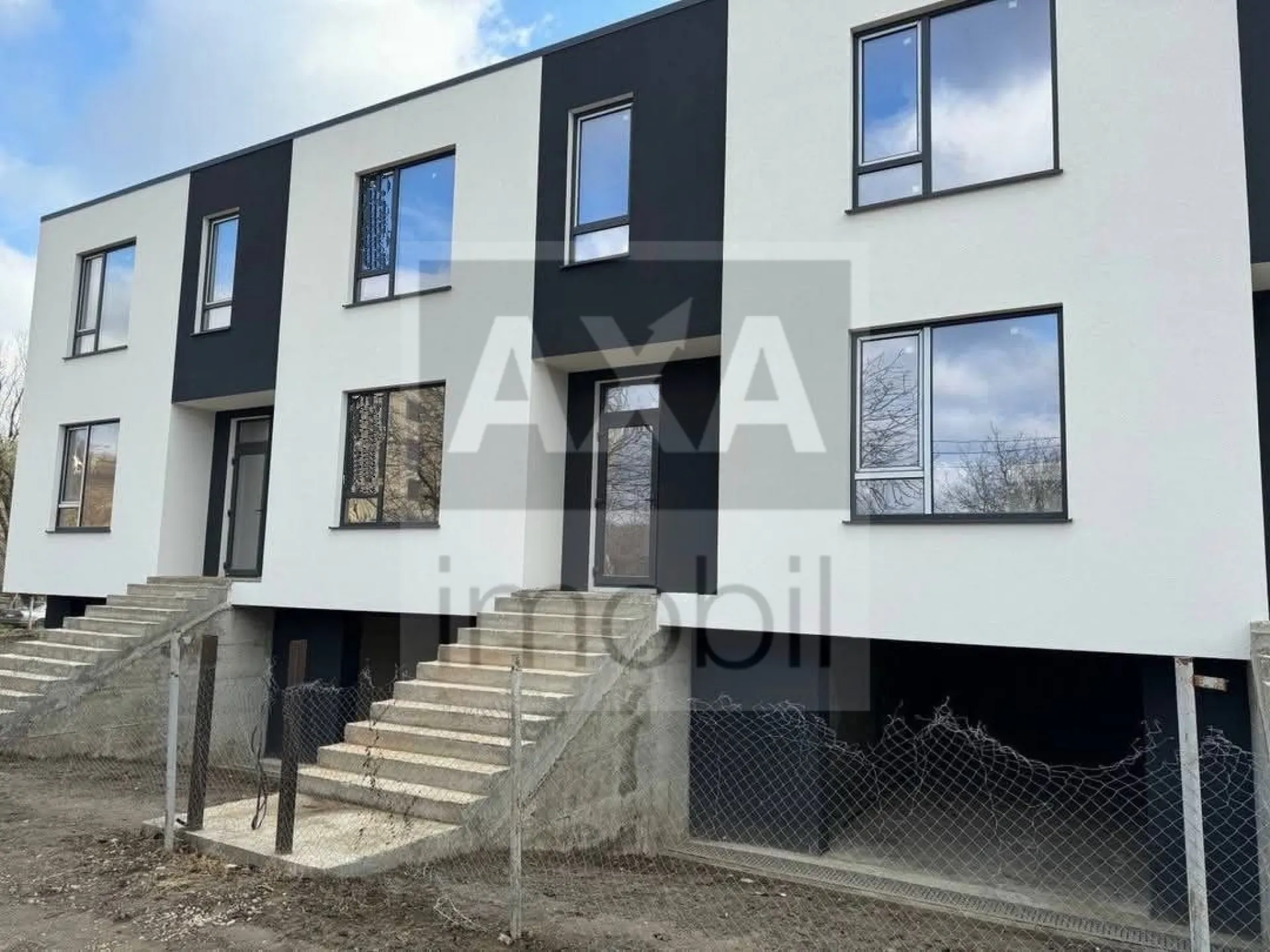 3-этажный дом, 4 комнаты, 186 м² — Изображение 1