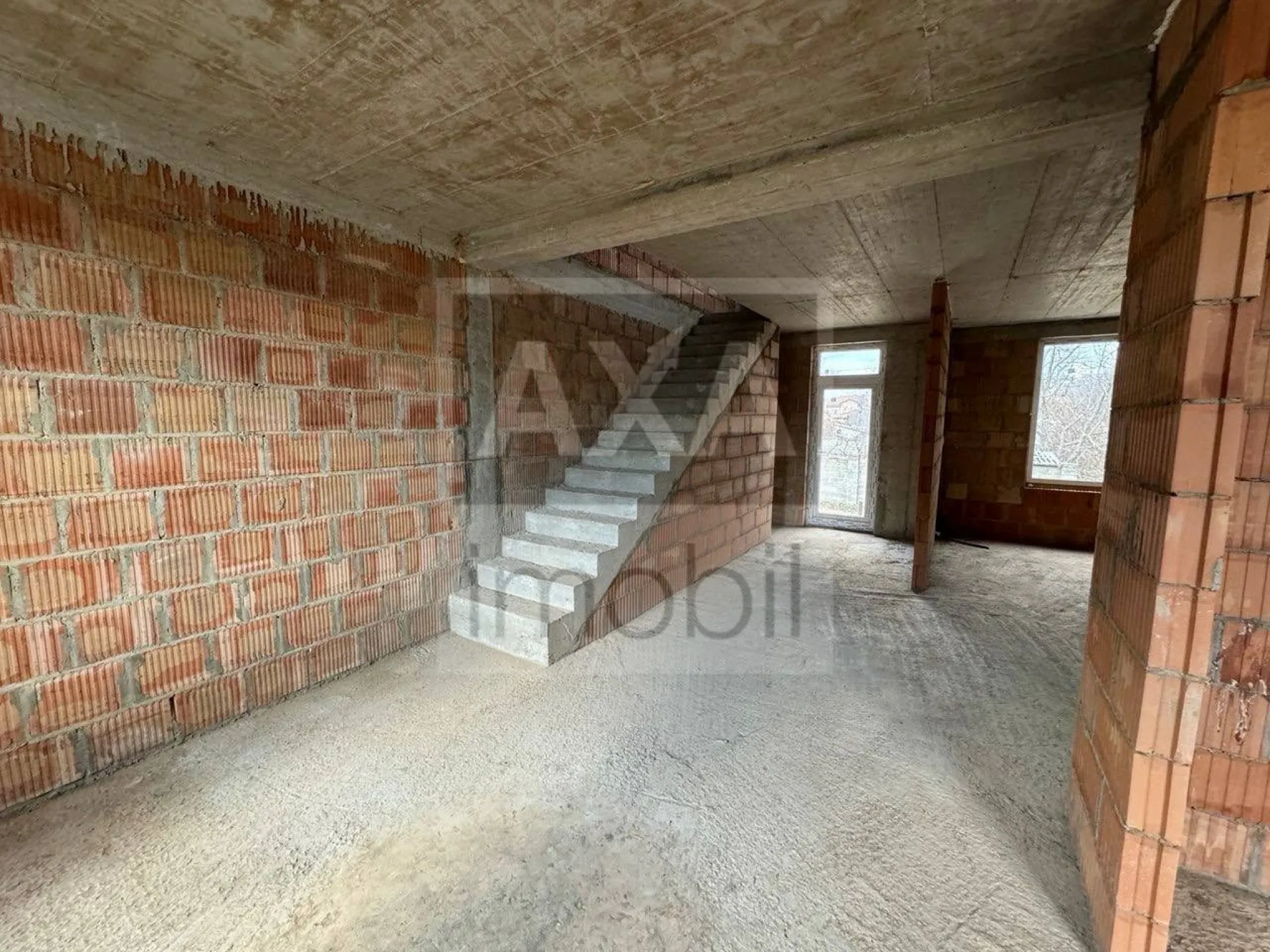 3-этажный дом, 4 комнаты, 186 м² — Изображение 2