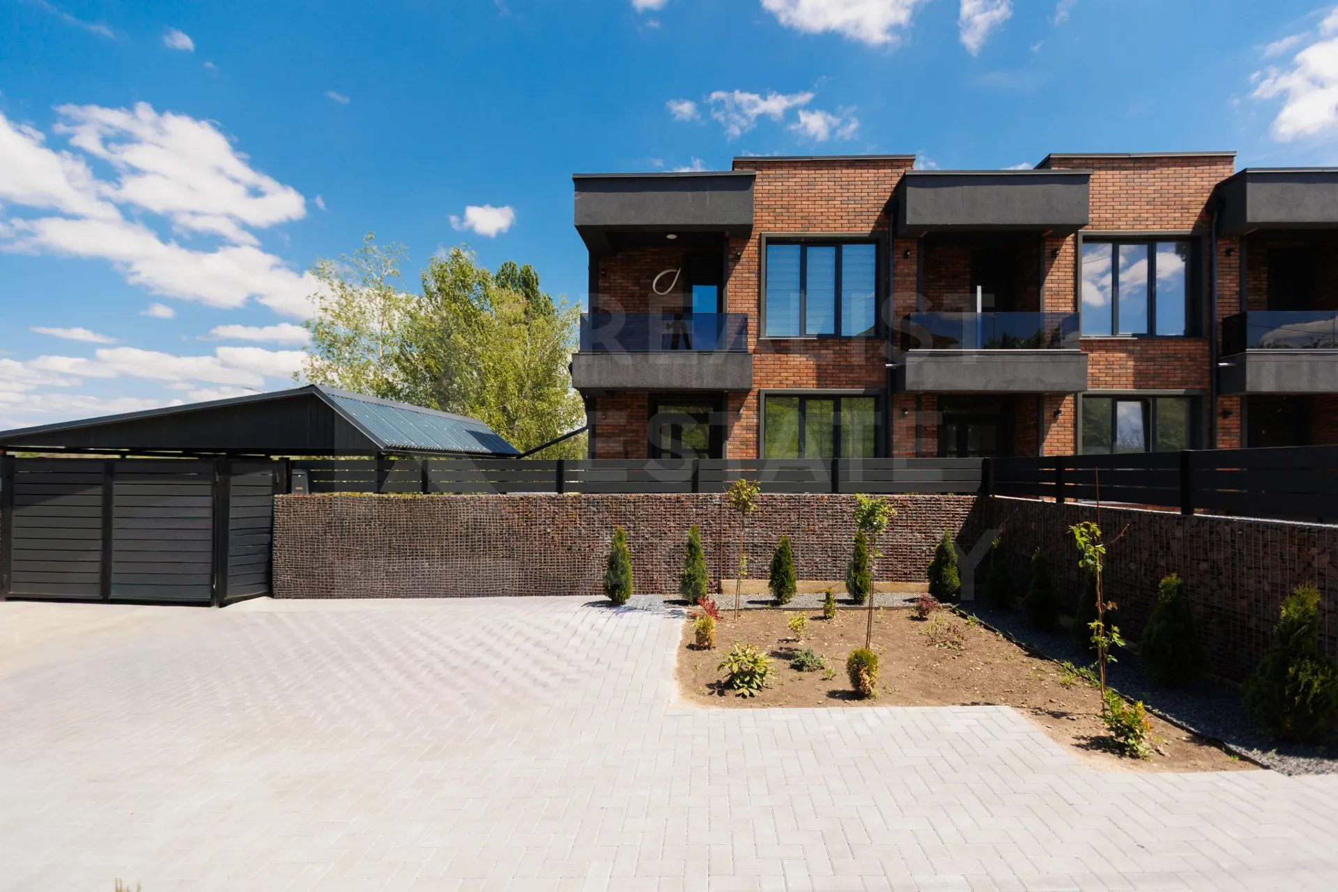3-этажный дом, 5 комнат, 200 м² — Изображение 1
