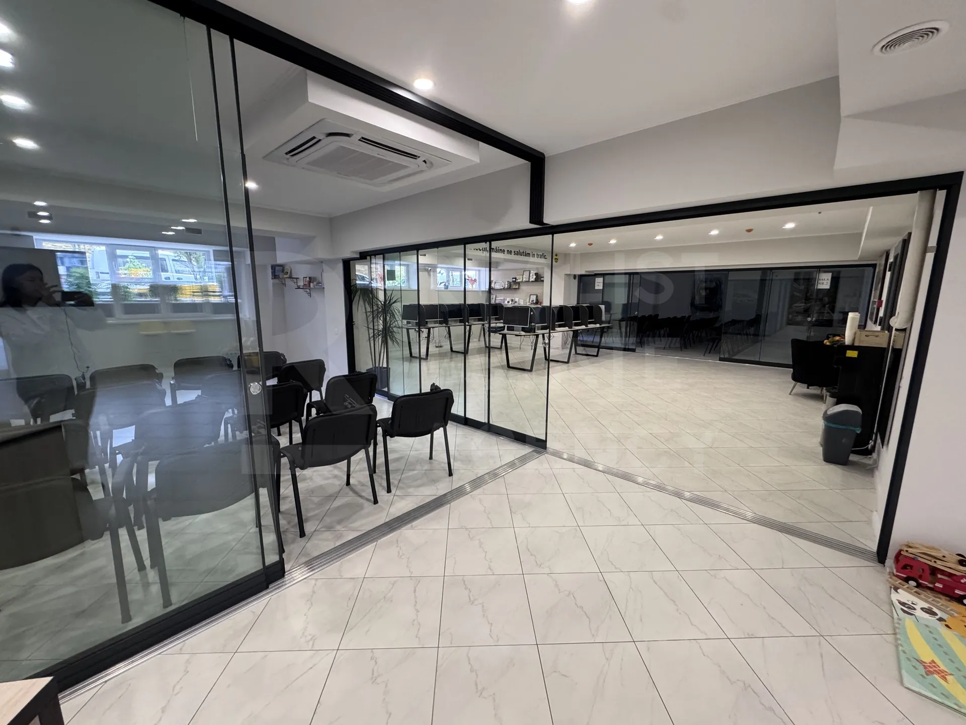Spațiu comercial, 275 m² — Imagine 2