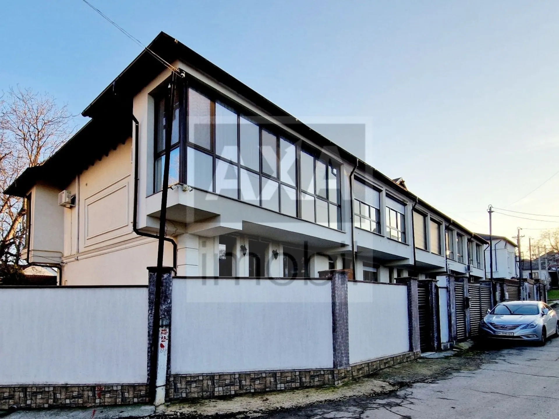 3-etaje casă, 4 camere, 240 m² — Imagine 1
