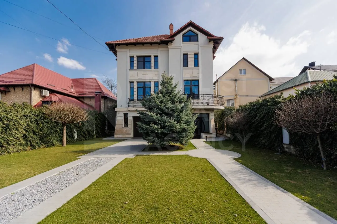 3-этажный дом, 7 комнат, 400 м² — Изображение 1