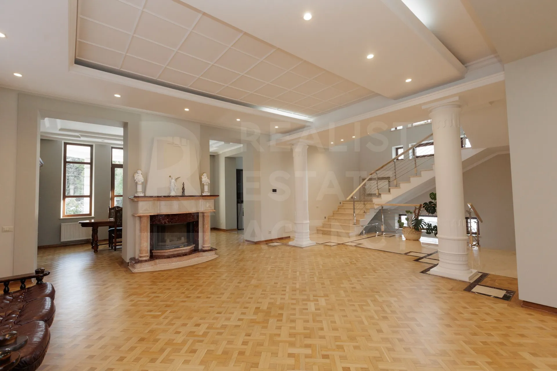 3-этажный дом, 7 комнат, 400 м² — Изображение 3