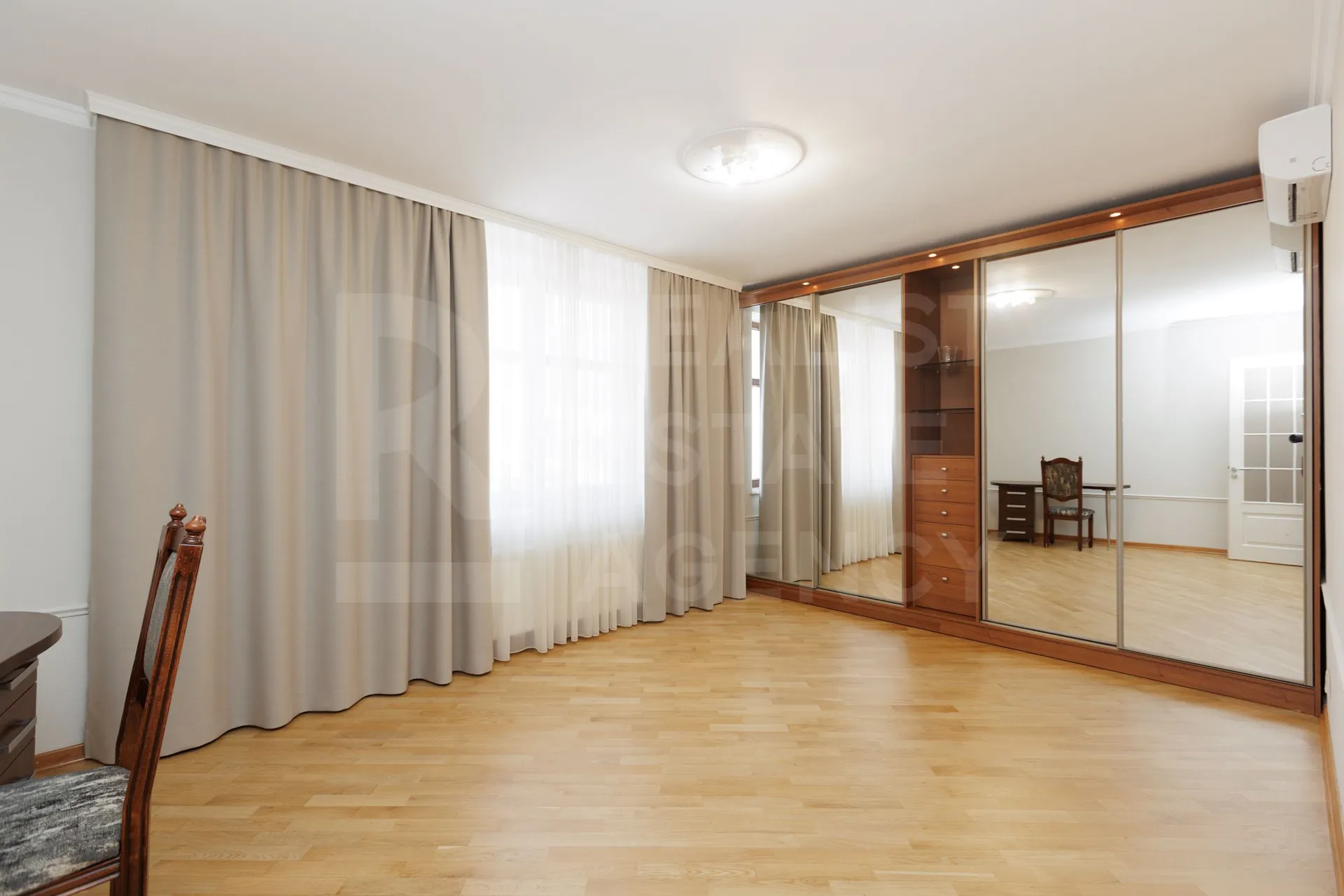 3-этажный дом, 7 комнат, 400 м² — Изображение 4