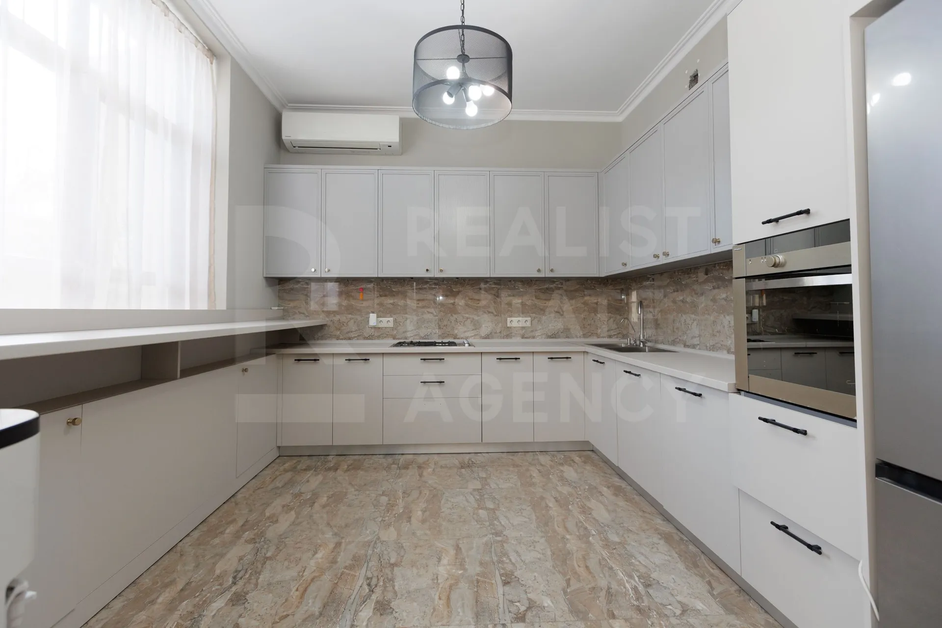 3-этажный дом, 7 комнат, 400 м² — Изображение 2