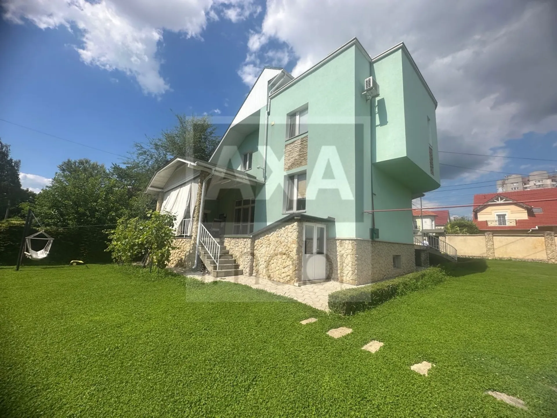 2-этажный дом, 3 комнаты, 250 м² — Изображение 1