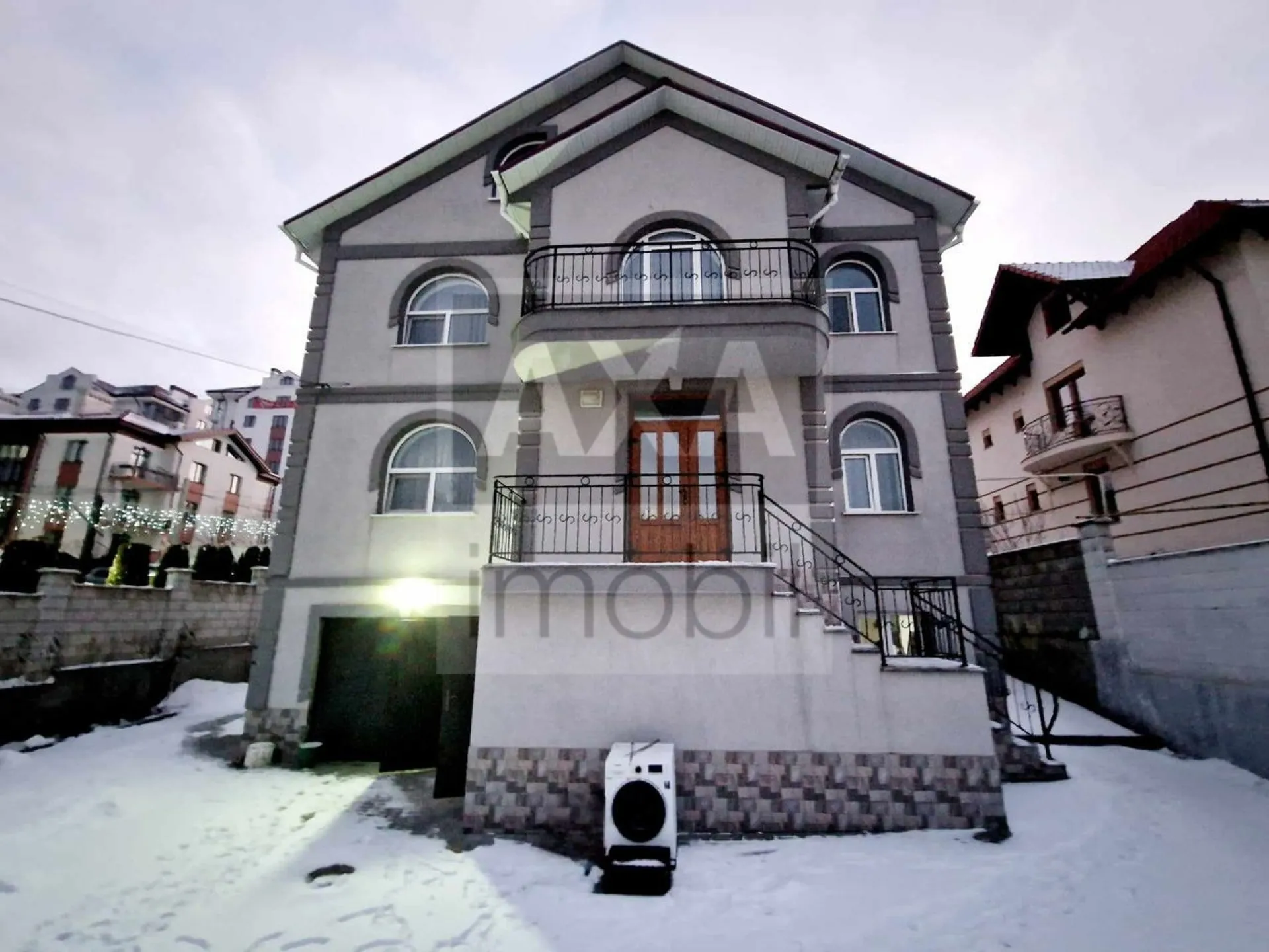 3-etaje casă, 4 camere, 215 m² — Imagine 1