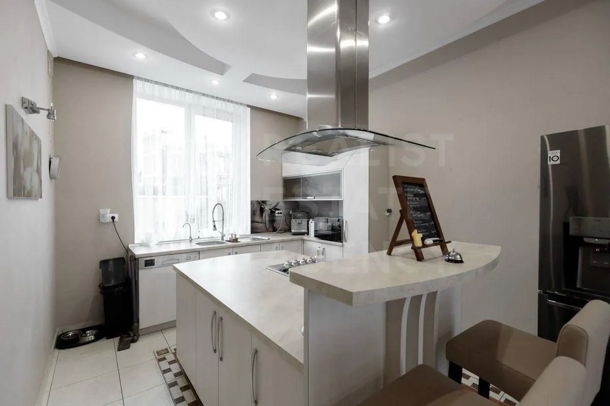 3-этажный дом, 5 комнат, 280 м² — Изображение 2