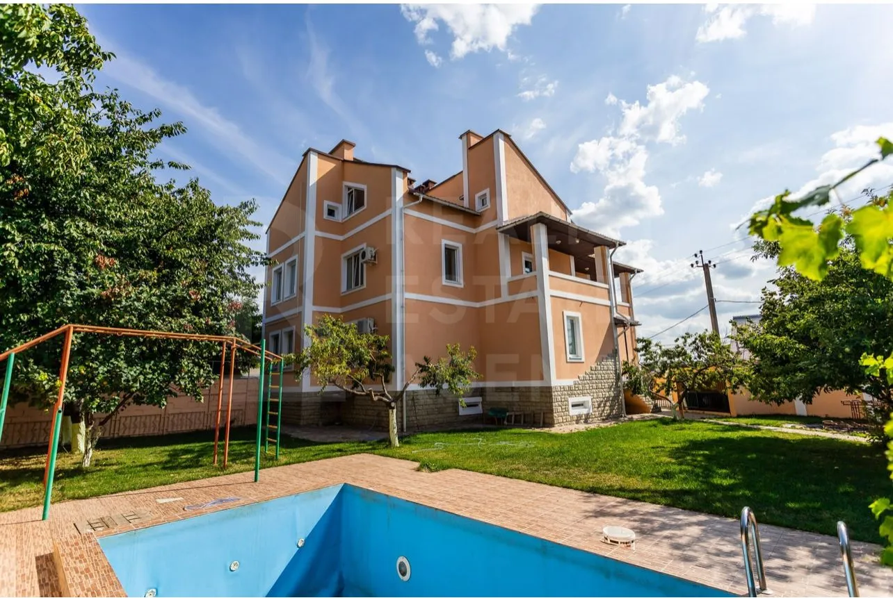 3-этажный дом, 10 комнат, 650 м² — Изображение 1
