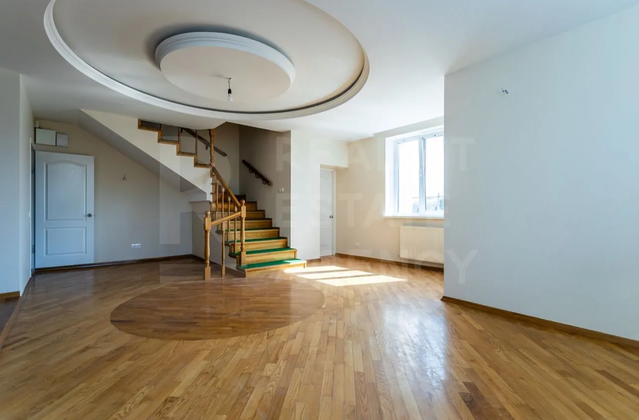 3-этажный дом, 10 комнат, 650 м² — Изображение 3