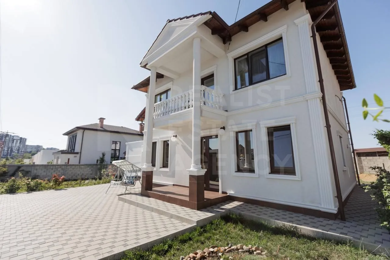 2-etaje casă, 4 camere, 200 m² — Imagine 1