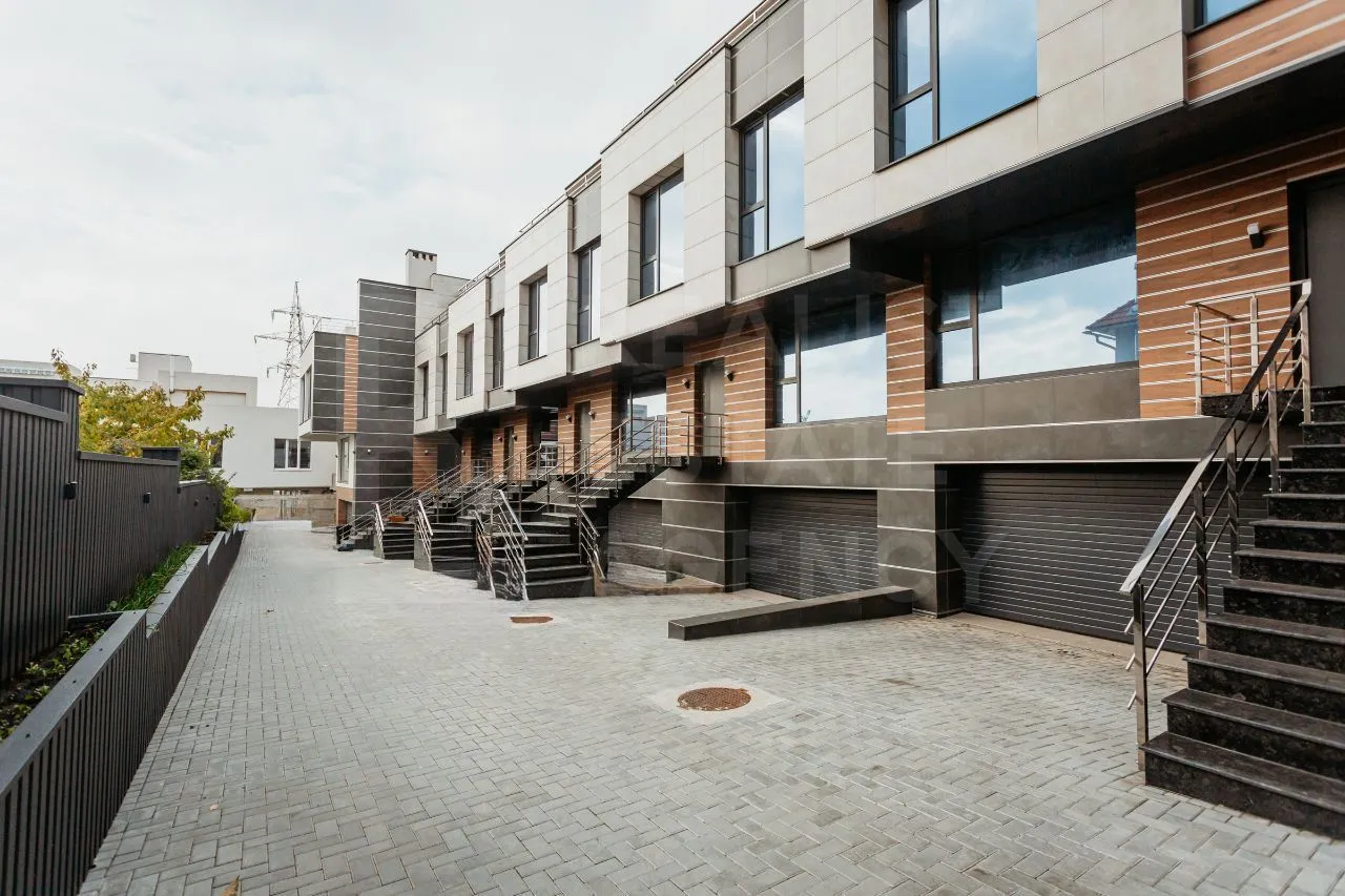 3-этажный дом, 4 комнаты, 283 м² — Изображение 1