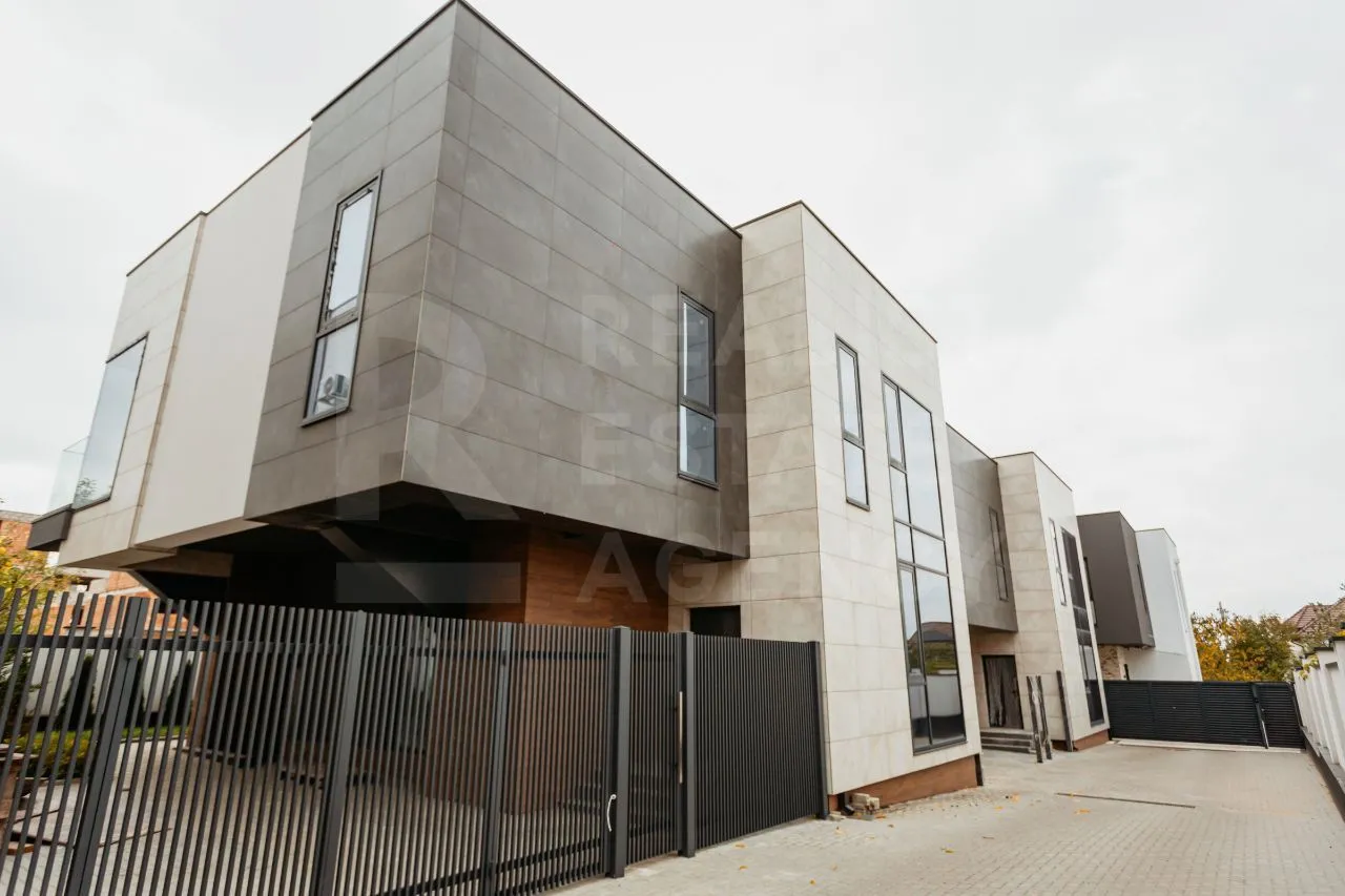 2-этажный дом, 4 комнаты, 230 м² — Изображение 1