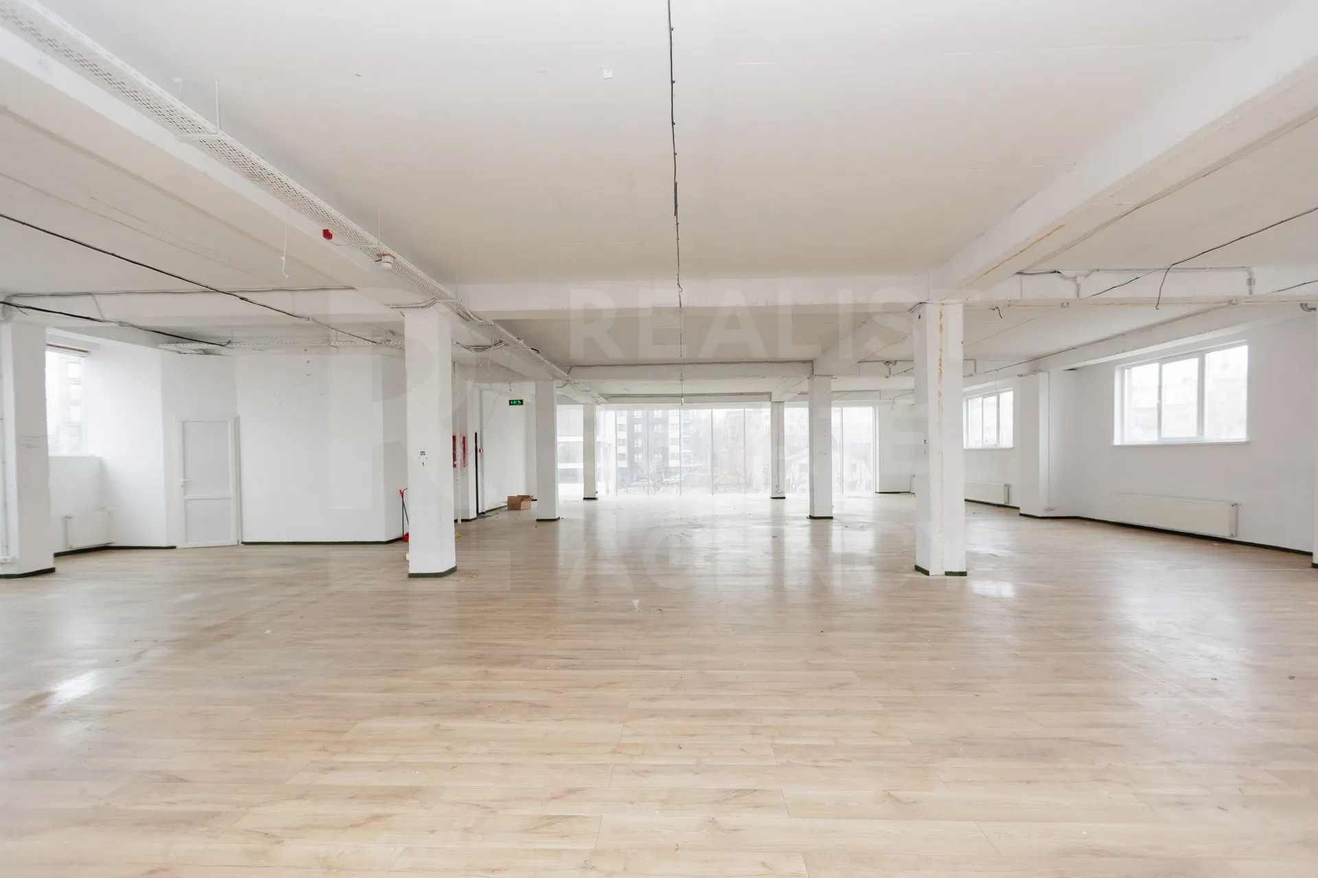1-bedroom office, 401 m² — Image 1