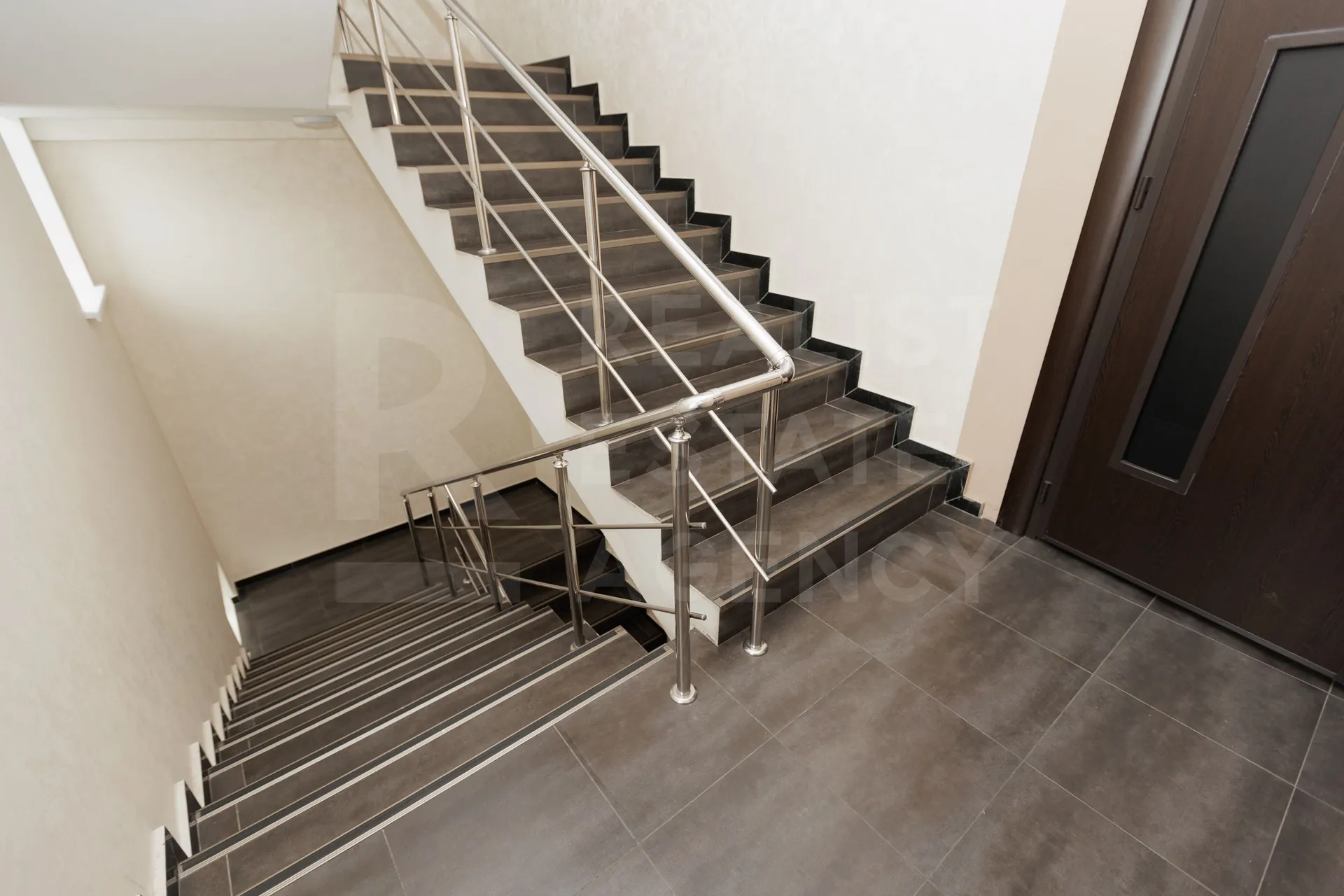 1-bedroom office, 401 m² — Image 2