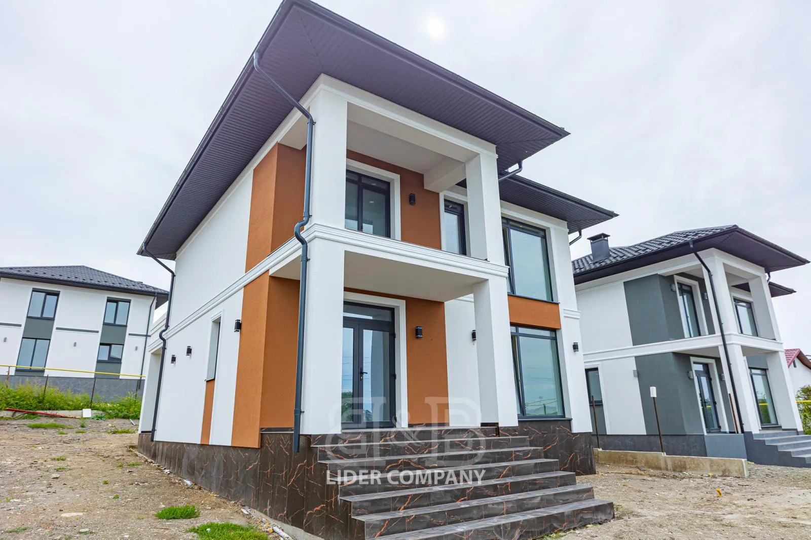 2-etaje casă, 4 camere, 136 m² — Imagine 1