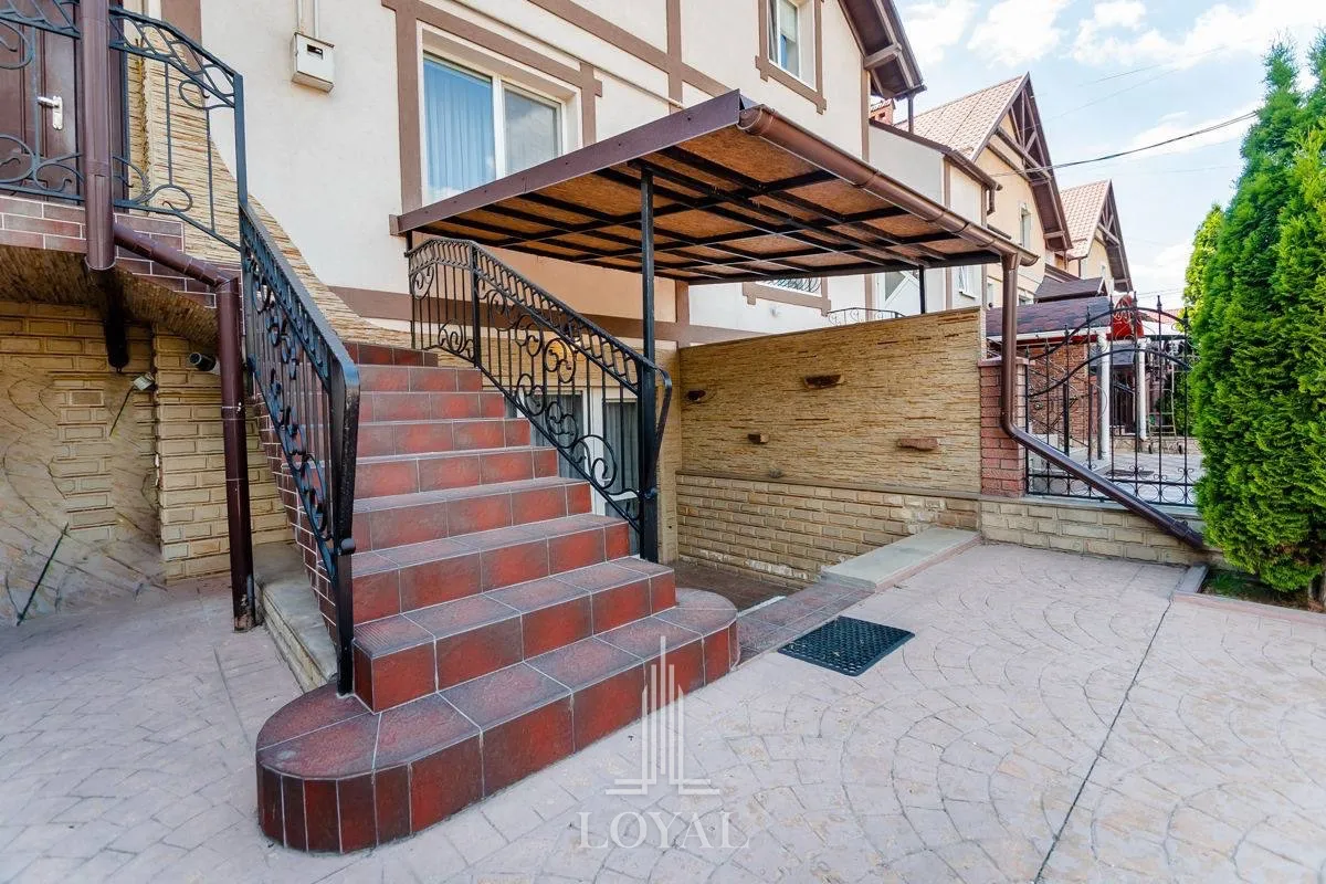 3-этажный дом, 4 комнаты, 210 м² — Изображение 1