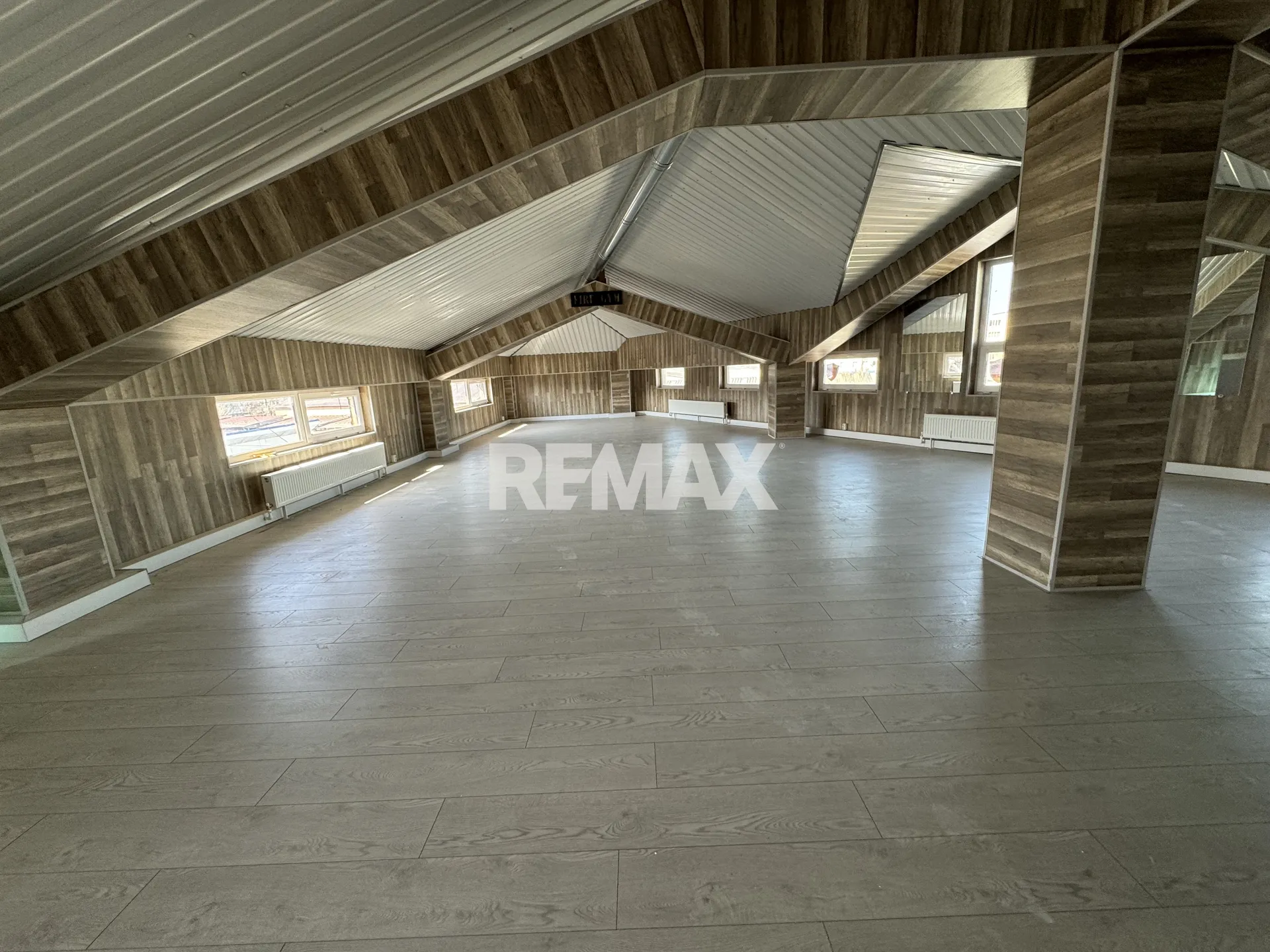 Free-purpose property, 220 m² — Image 1