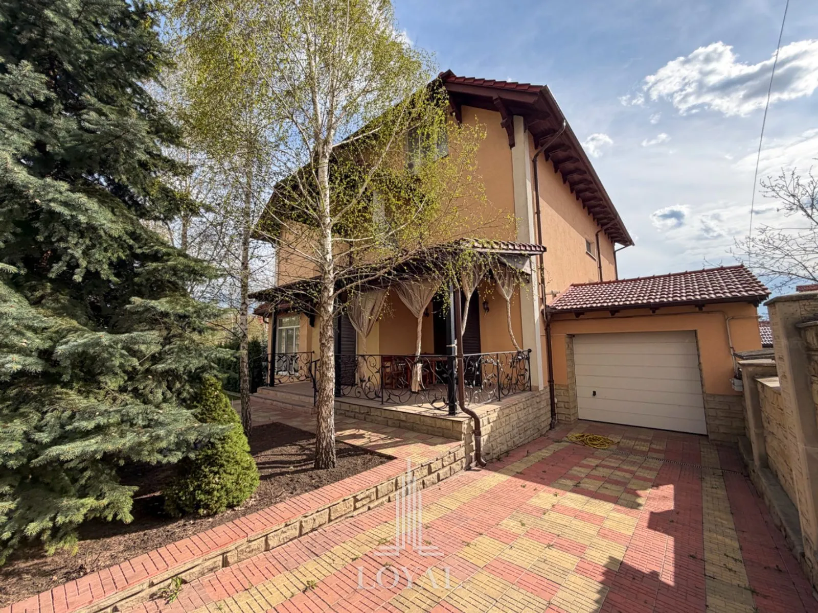 3-этажный дом, 4 комнаты, 220 м² — Изображение 1