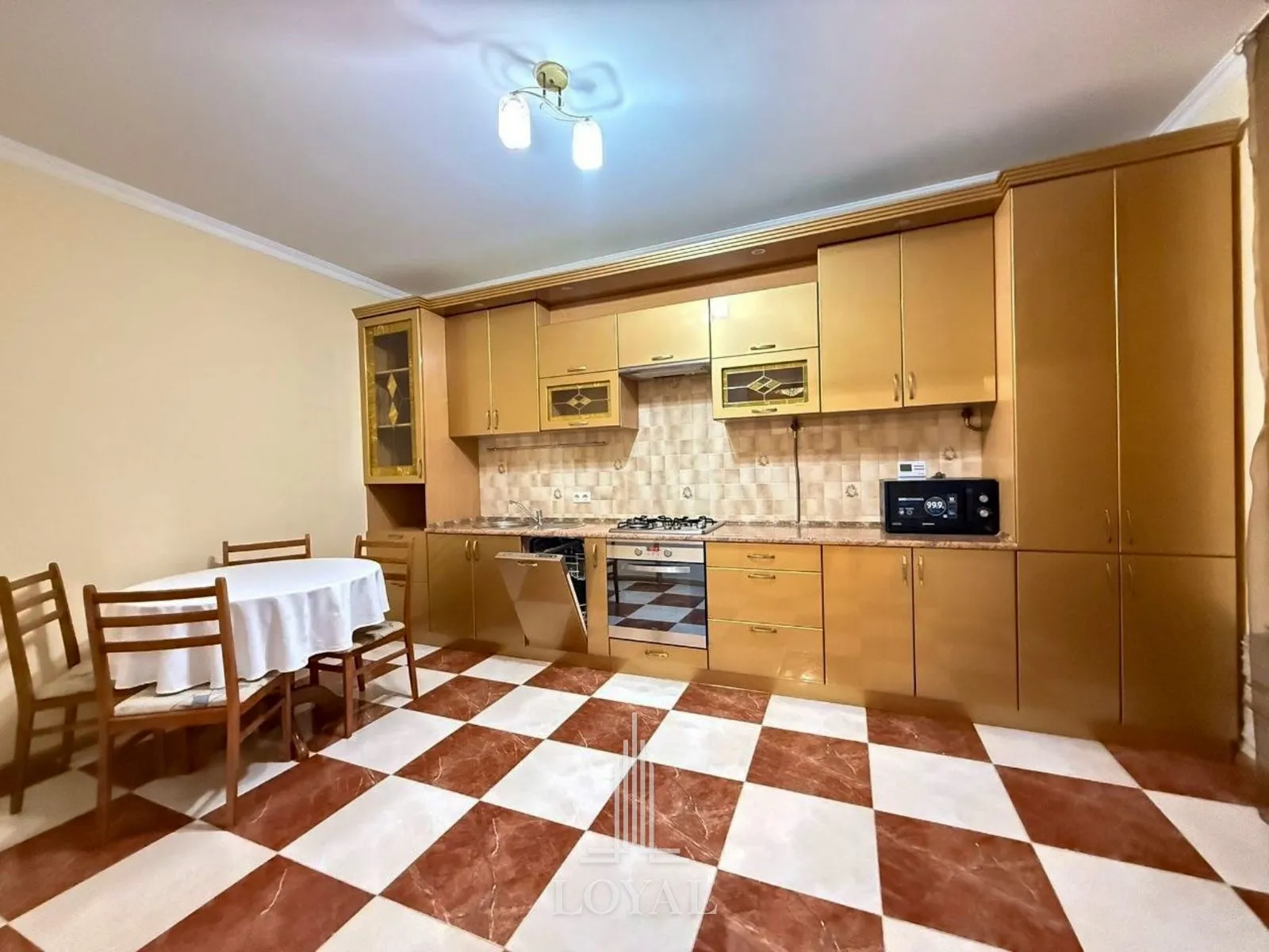 3-этажный дом, 4 комнаты, 220 м² — Изображение 2