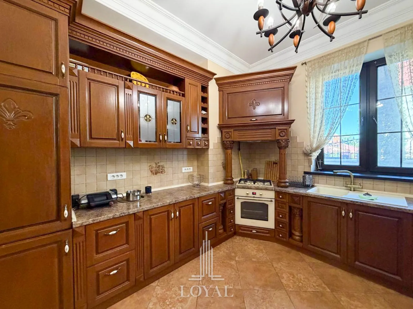 3-этажный дом, 4 комнаты, 400 м² — Изображение 2