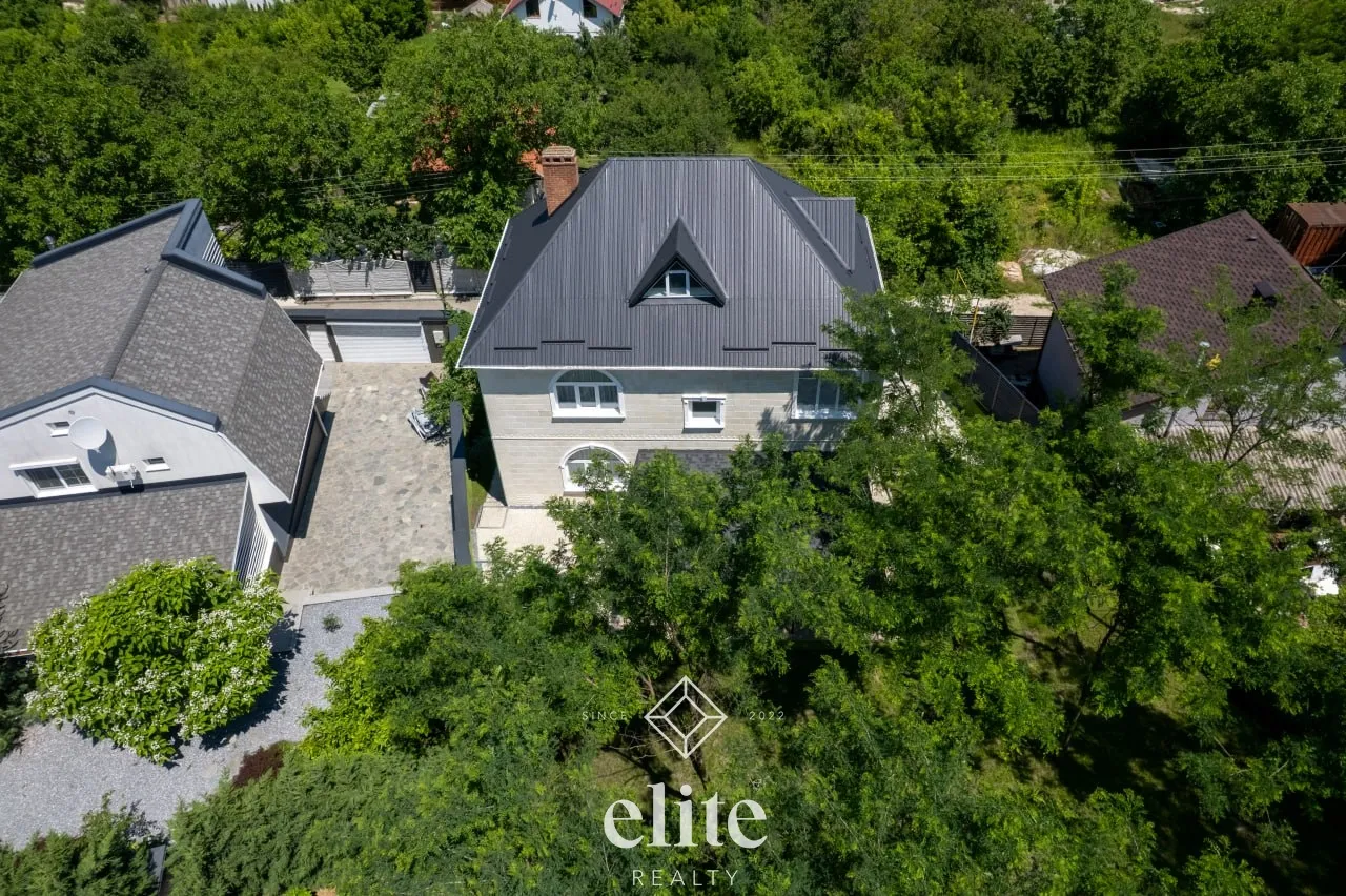 3-floor house, 3 rooms, 250 m² — Image 1
