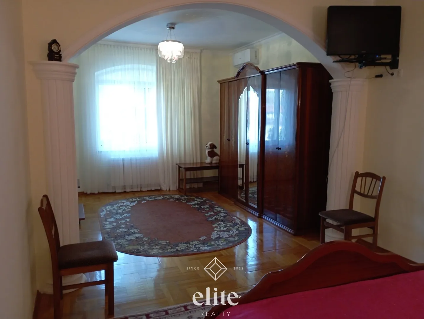 2-etaje casă, 4 camere, 220 m² — Imagine 2