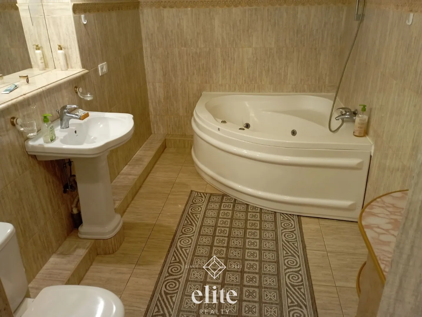 2-etaje casă, 4 camere, 220 m² — Imagine 4