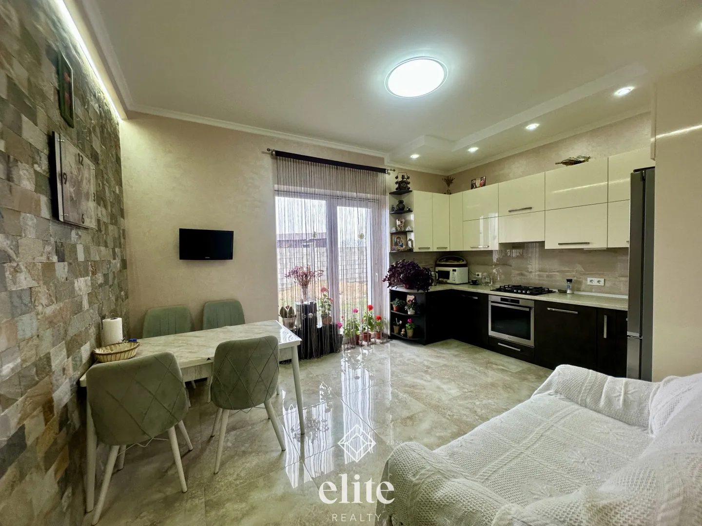 2-etaje casă, 4 camere, 200 m² — Imagine 2