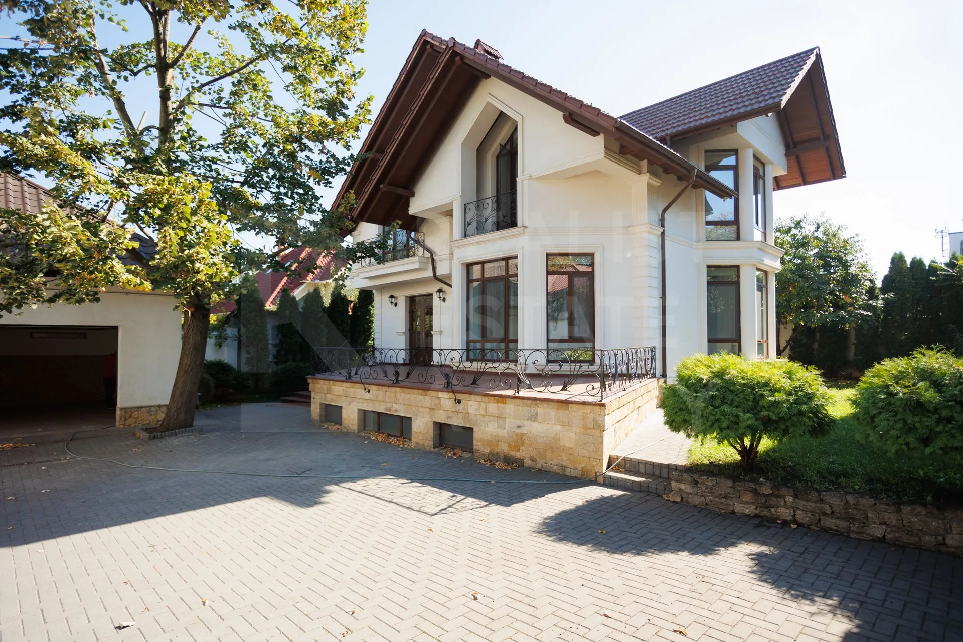 3-этажный дом, 5 комнат, 350 м² — Изображение 1