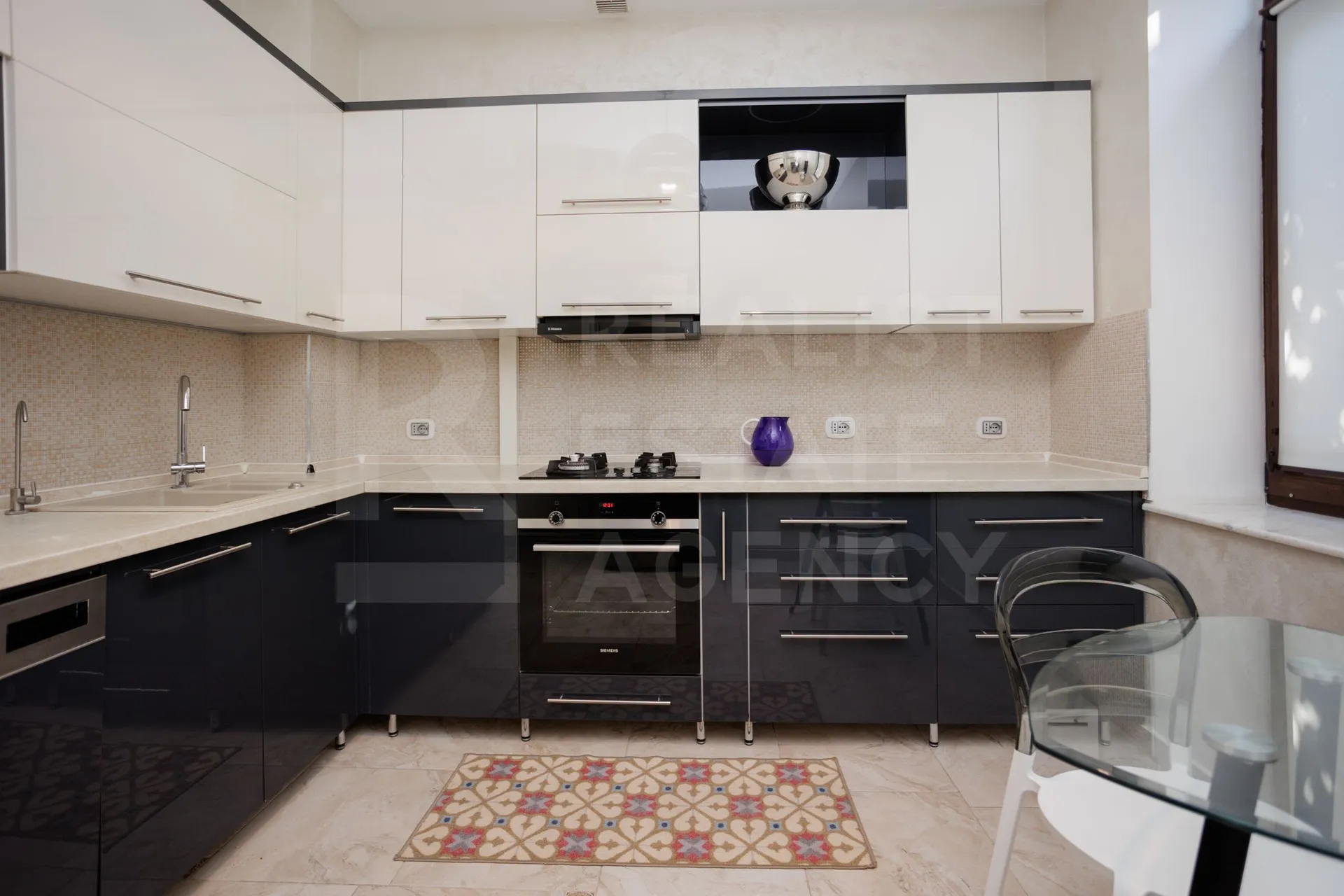 3-этажный дом, 5 комнат, 350 м² — Изображение 2