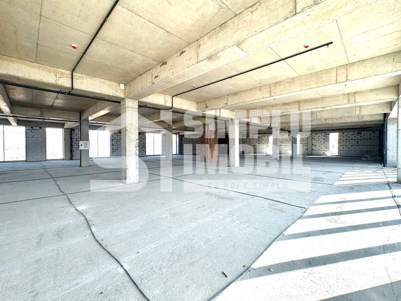 Spațiu comercial, 1 200 m² — Imagine 1
