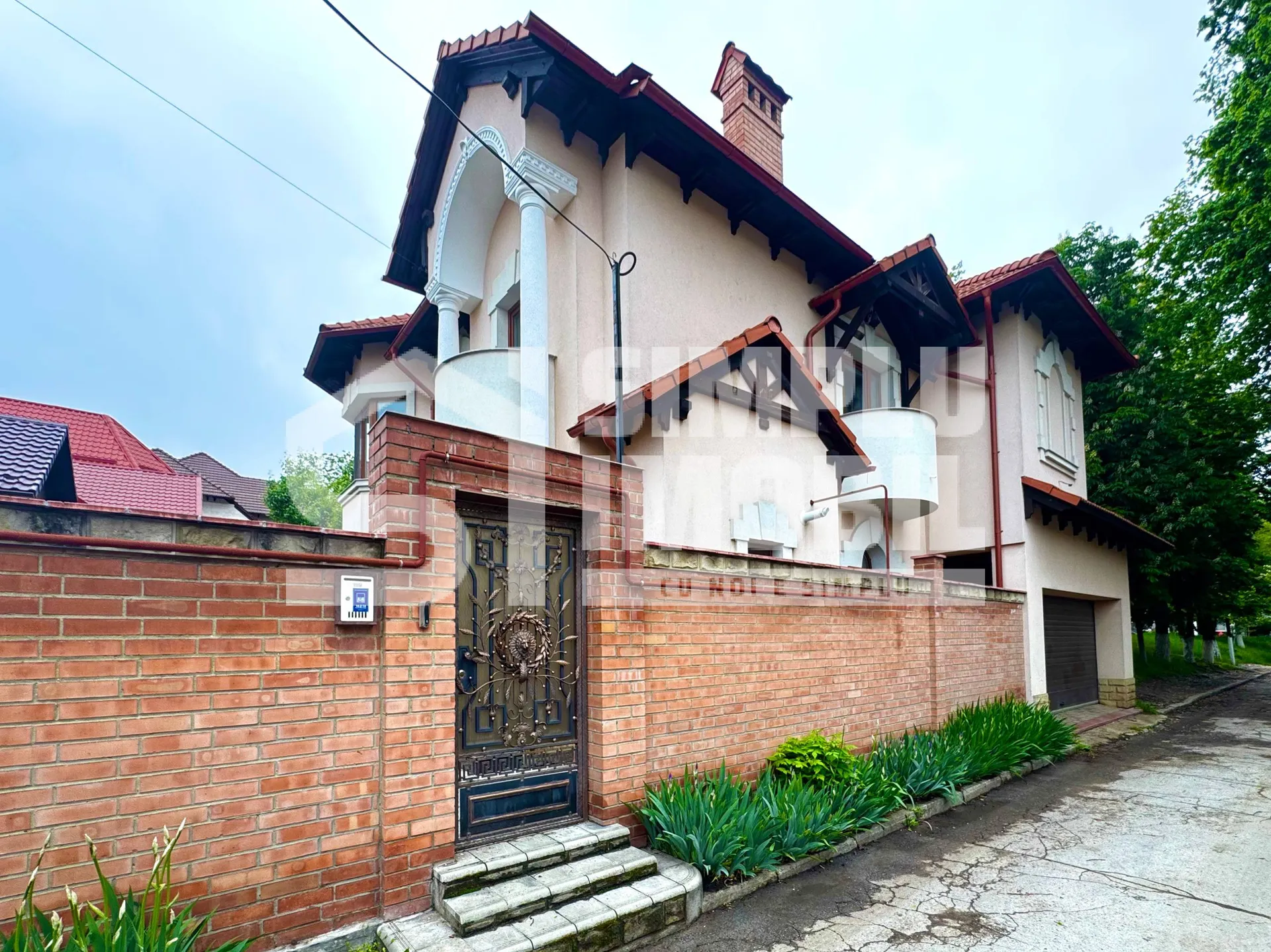 2-floor house, 3 rooms, 180 m² — Image 1
