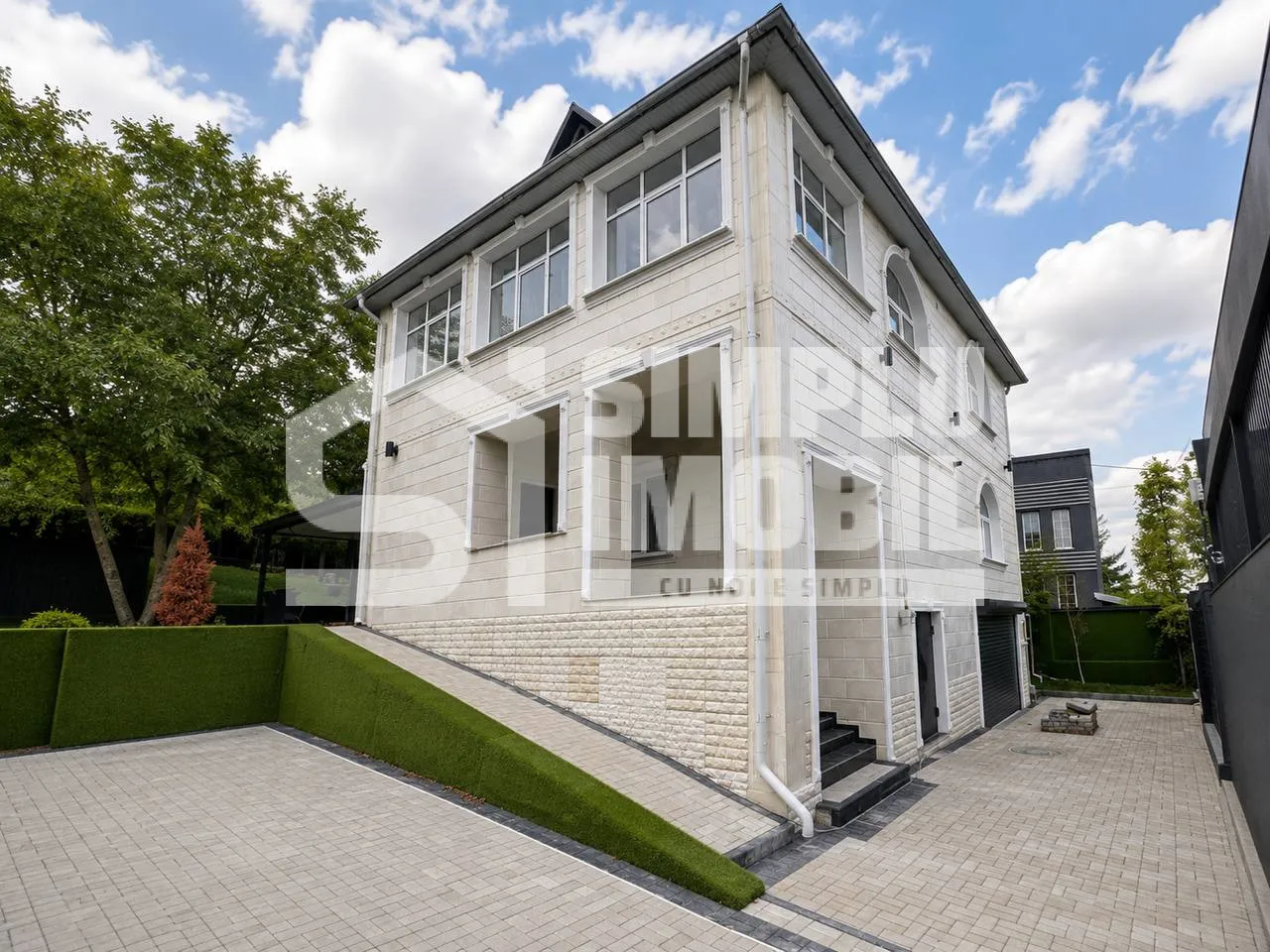 3-этажный дом, 4 комнаты, 250 м² — Изображение 1