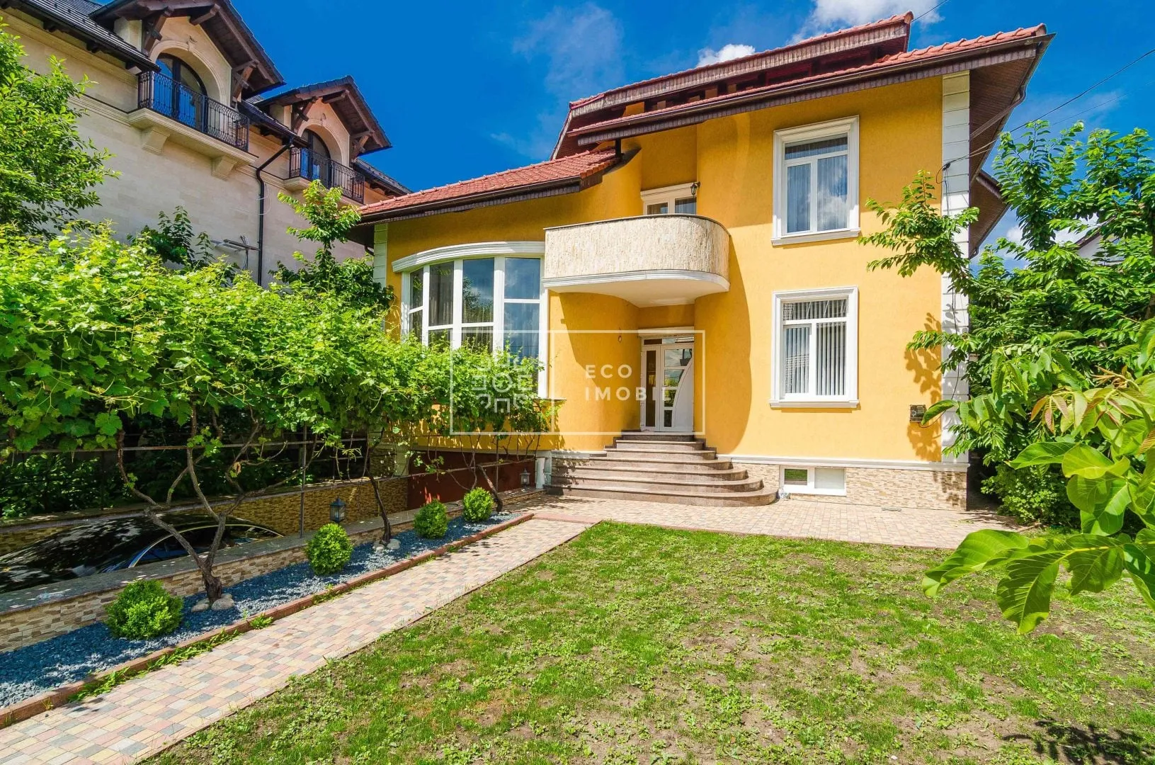 3-этажный дом, 3 комнаты, 300 м² — Изображение 1
