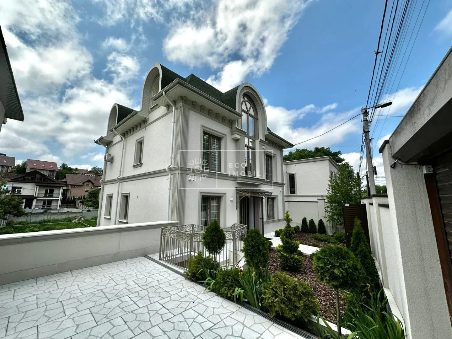 3-этажный дом, 3 комнаты, 270 м² — Изображение 1