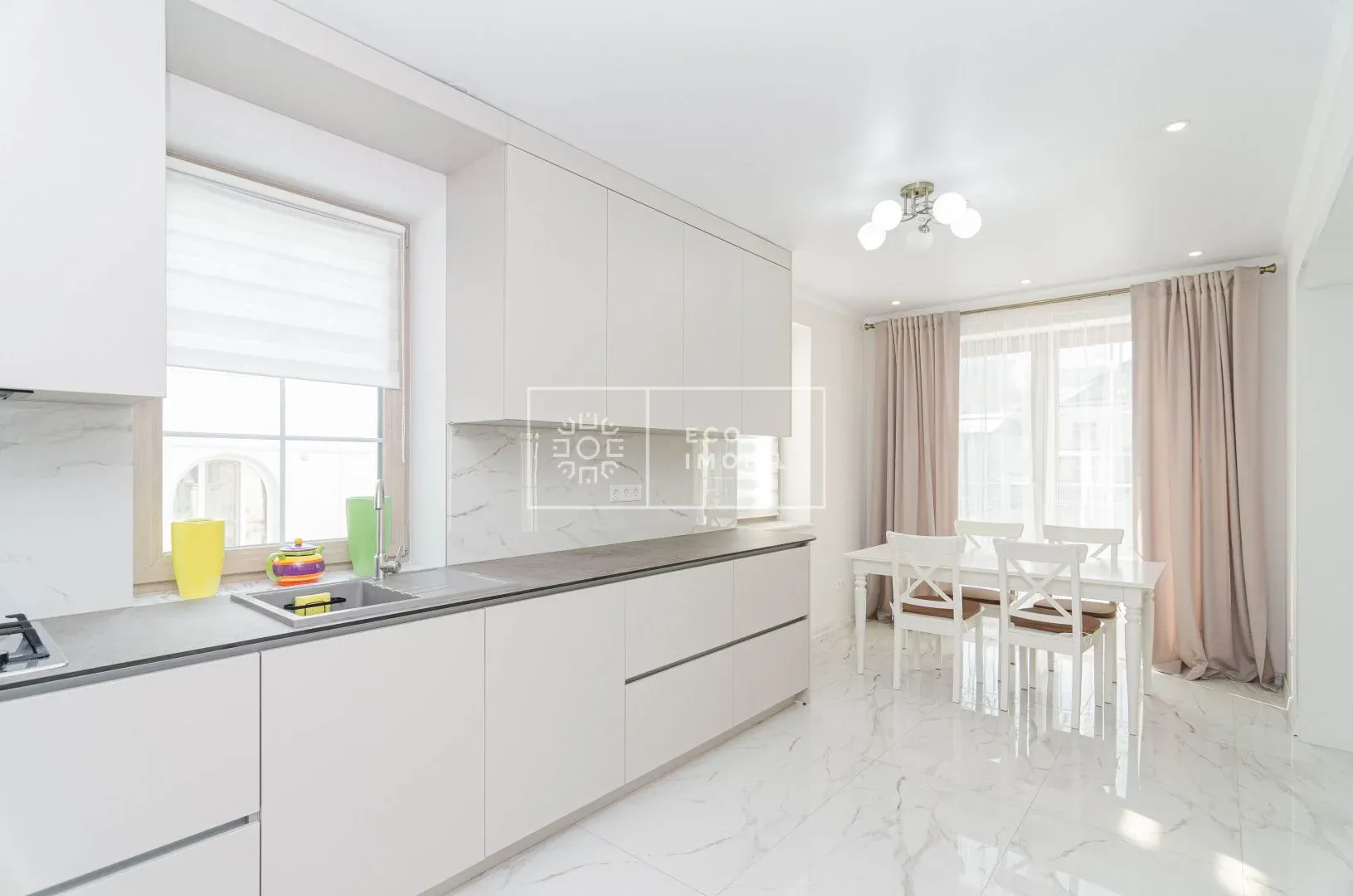 3-этажный дом, 3 комнаты, 270 м² — Изображение 2