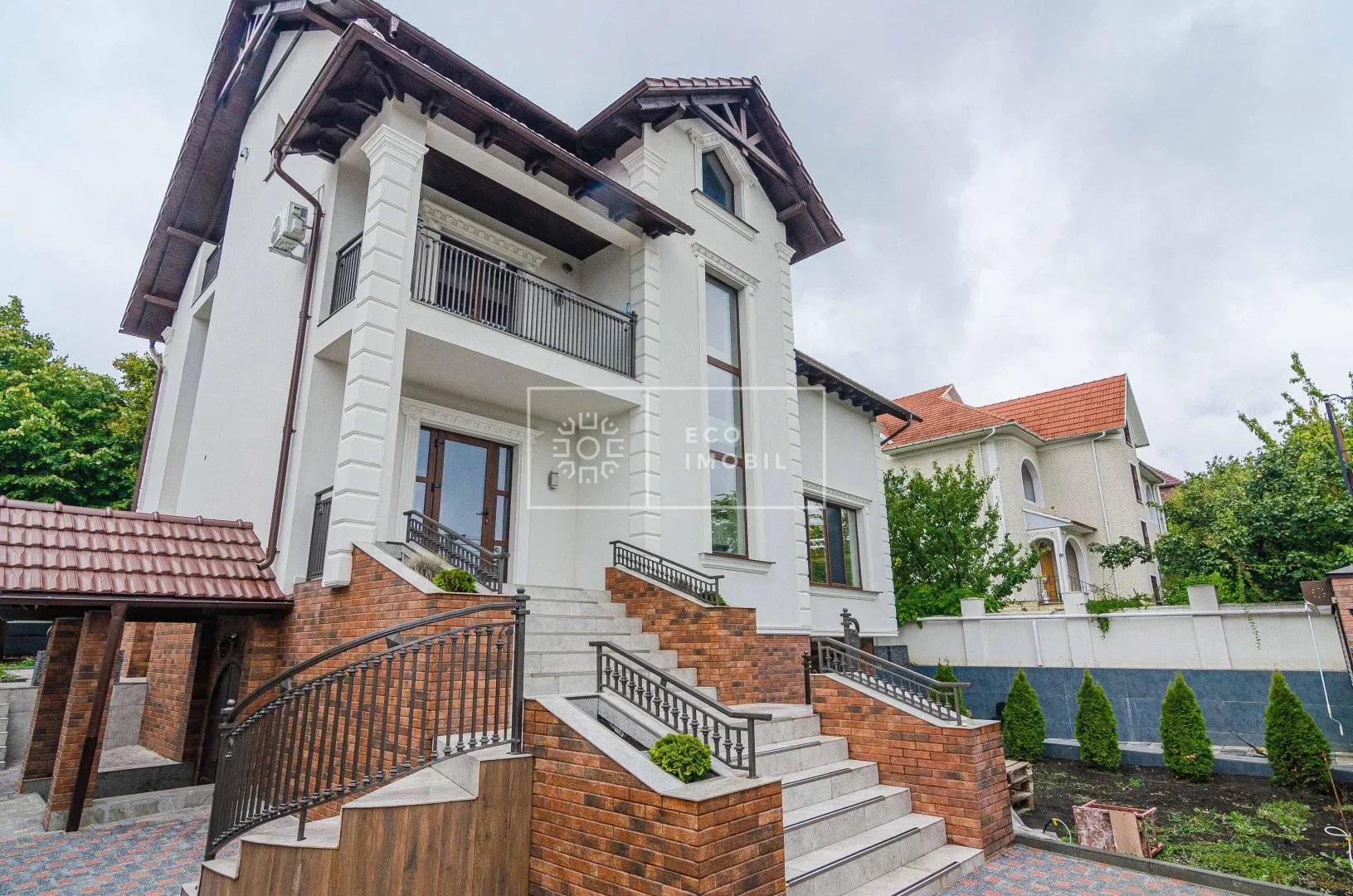 3-этажный дом, 4 комнаты, 340 м² — Изображение 1