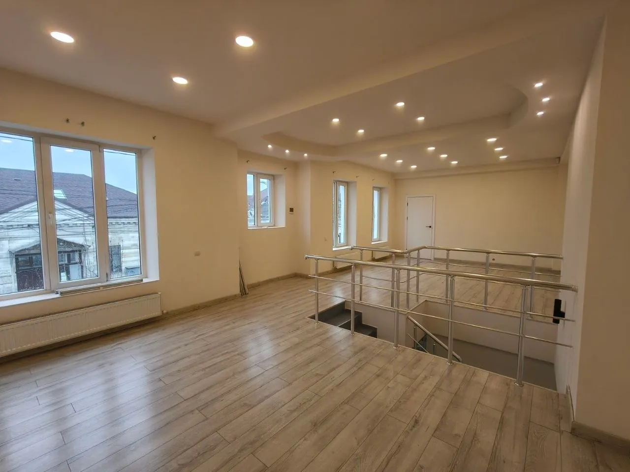 1-camere birou, 60 m² — Imagine 1