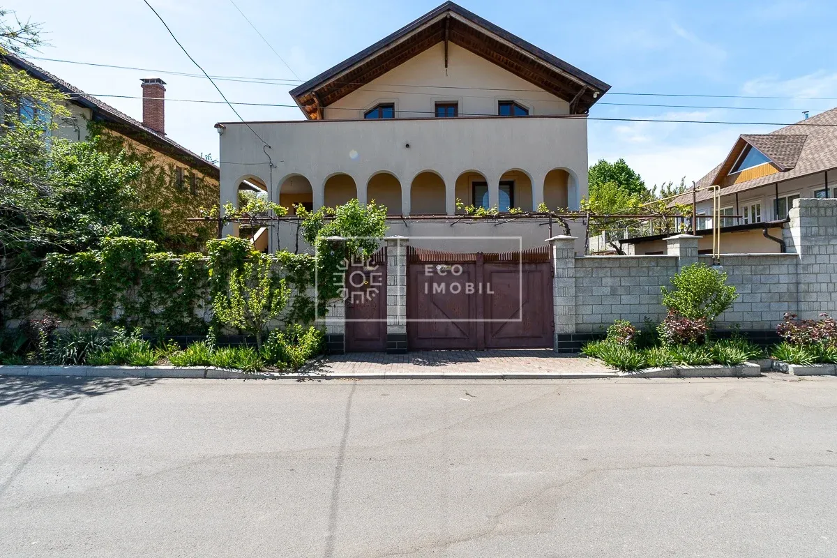 3-этажный дом, 5 комнат, 218 м² — Изображение 1