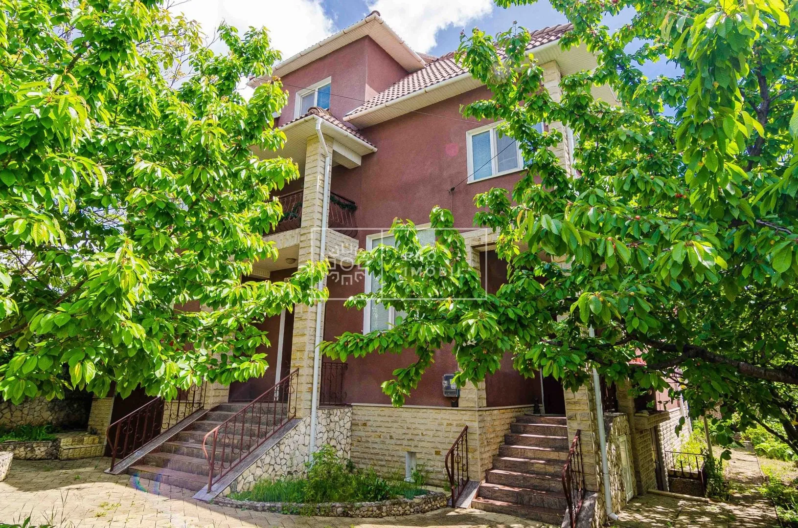 3-этажный дом, 5 комнат, 400 м² — Изображение 1