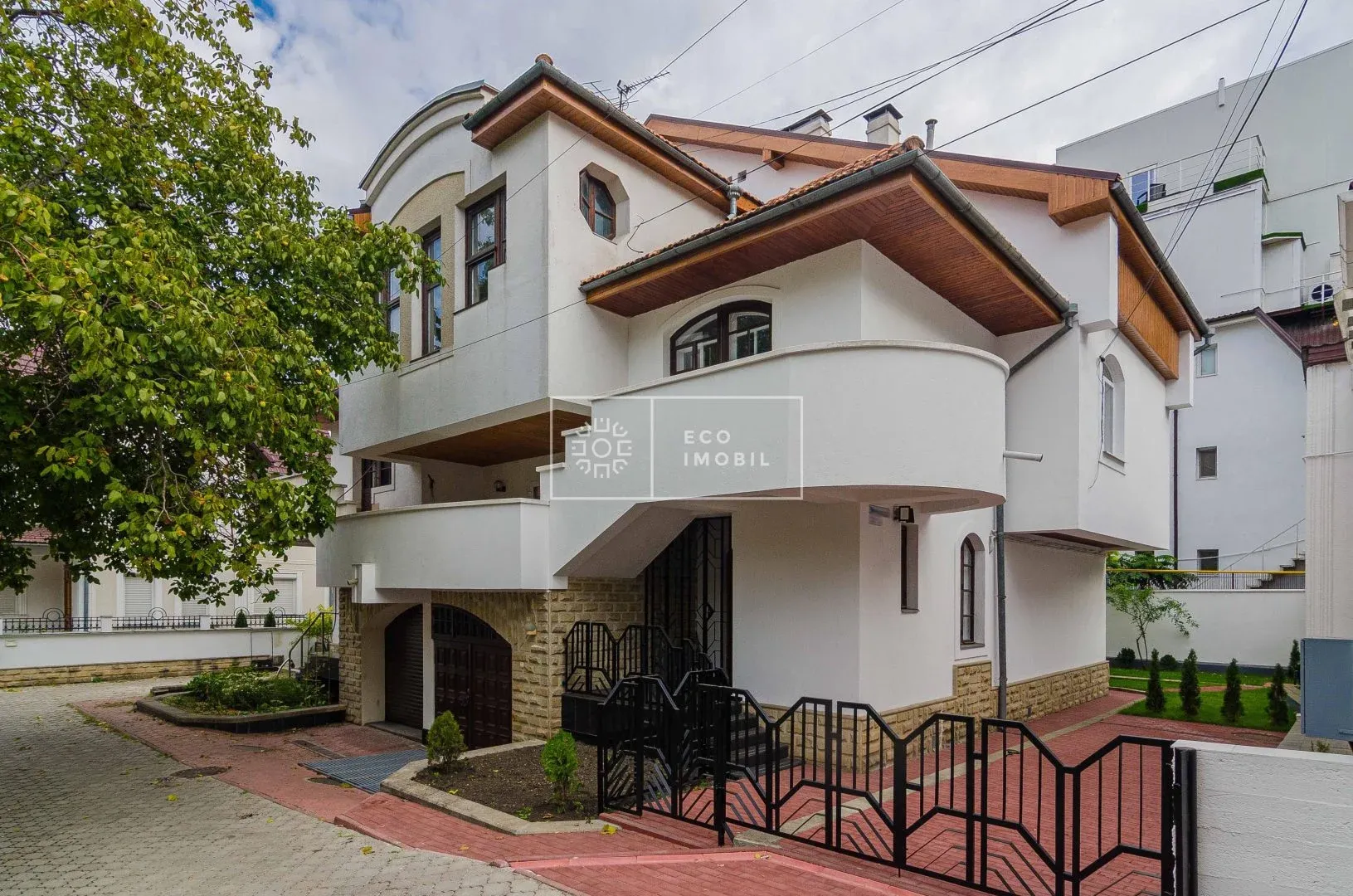 3-этажный дом, 4 комнаты, 400 м² — Изображение 1