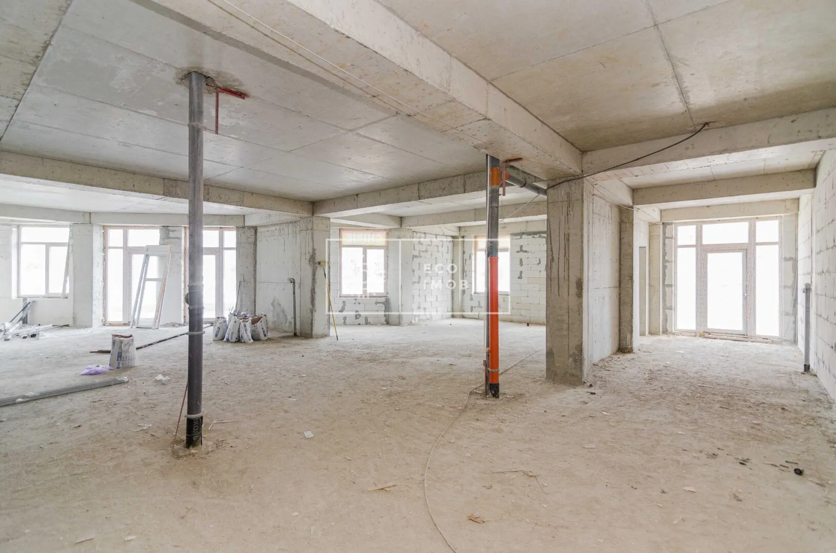 1-bedroom office, 300 m² — Image 1
