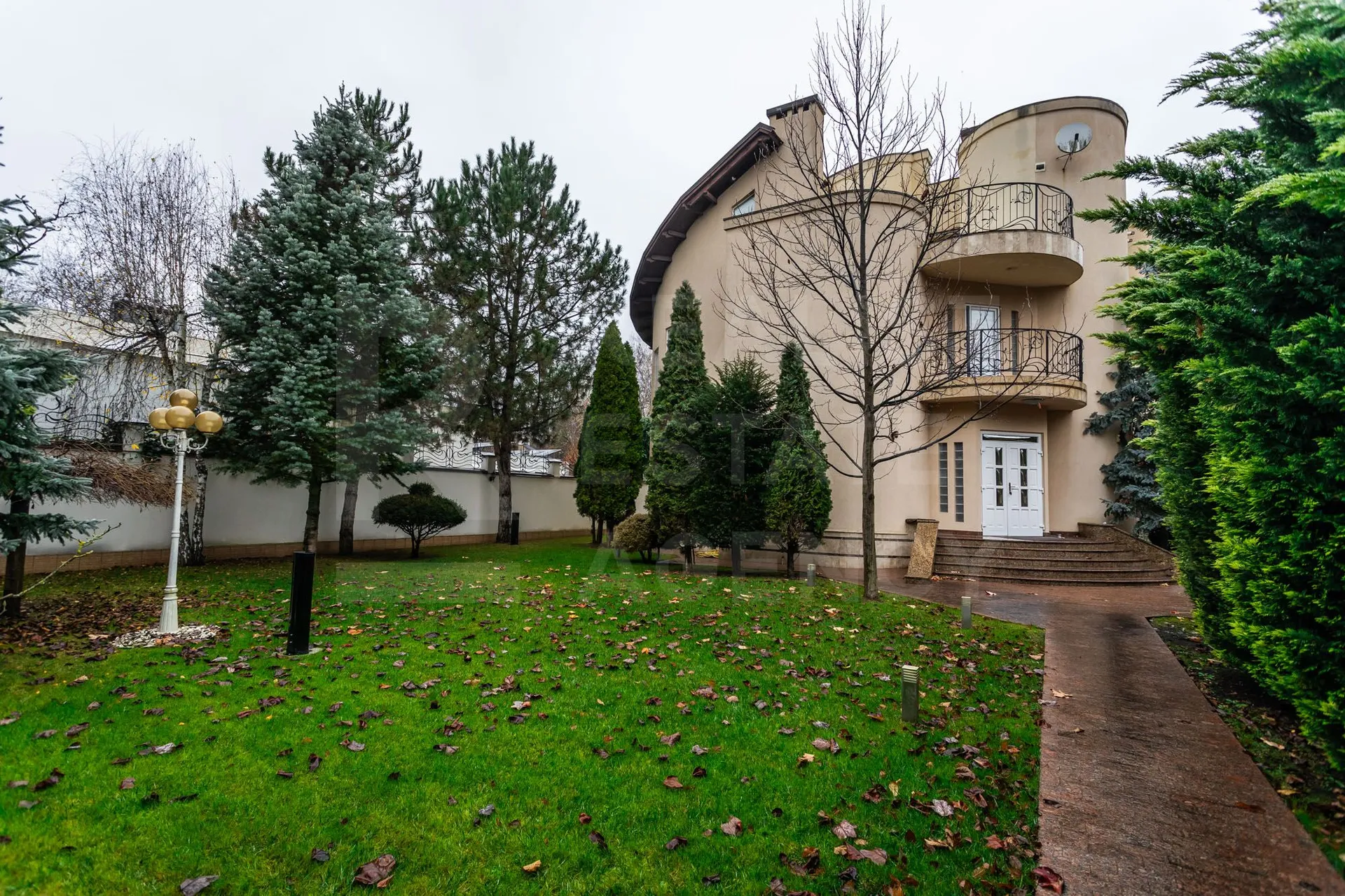 3-этажный дом, 4 комнаты, 370 м² — Изображение 1