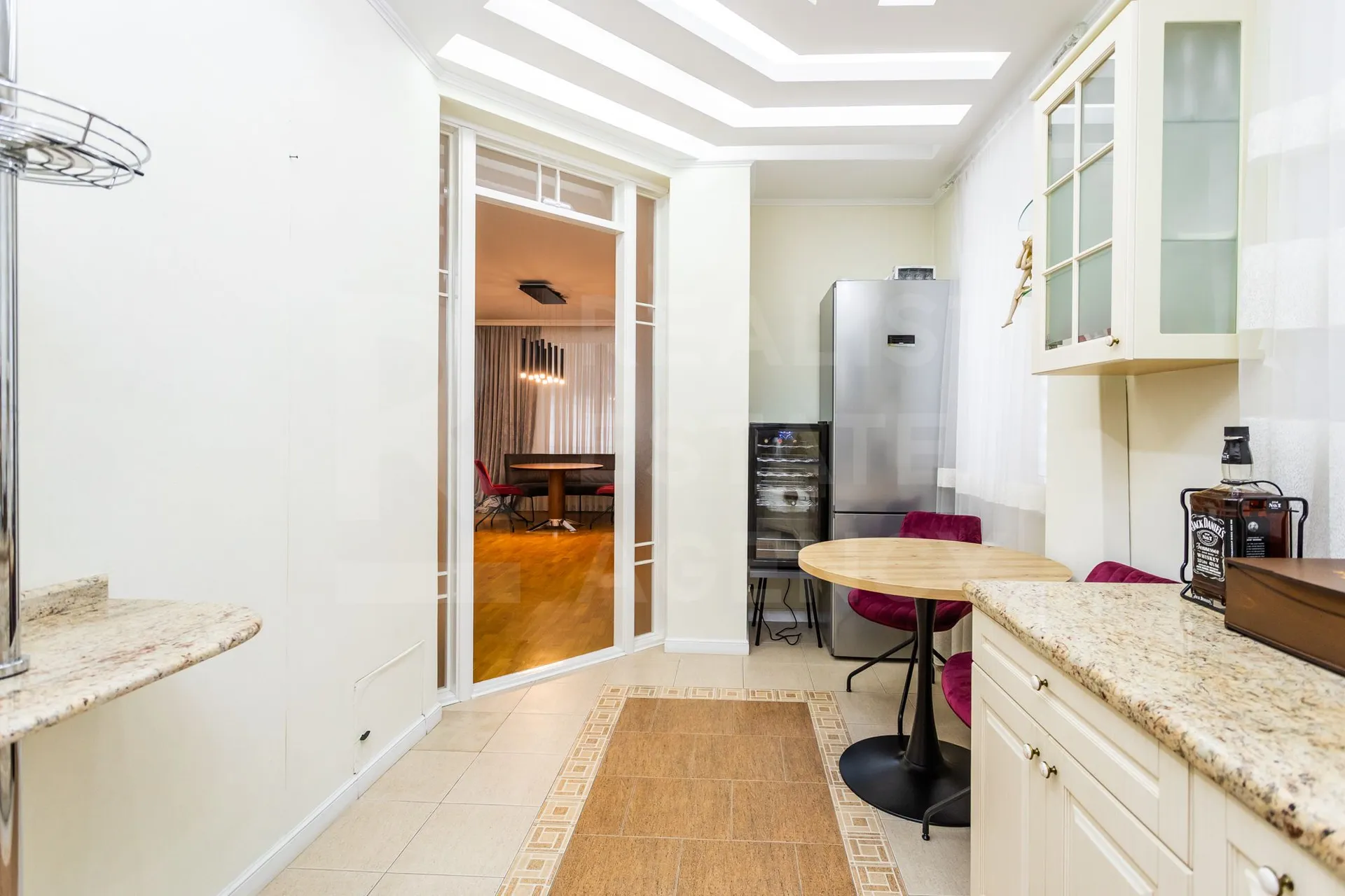 3-этажный дом, 4 комнаты, 370 м² — Изображение 2